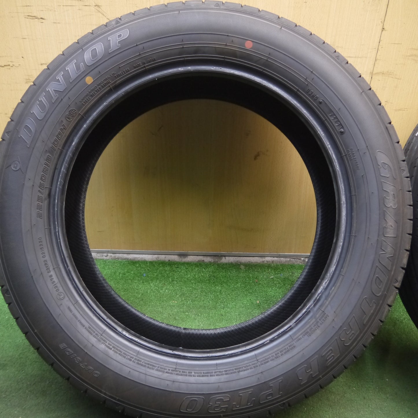 *送料無料*バリ溝！23年！ほぼ10分★225/60R18 ダンロップ グラントレック PT30 タイヤ 18インチ ハリアー RAV4 等★4010502Hノタ