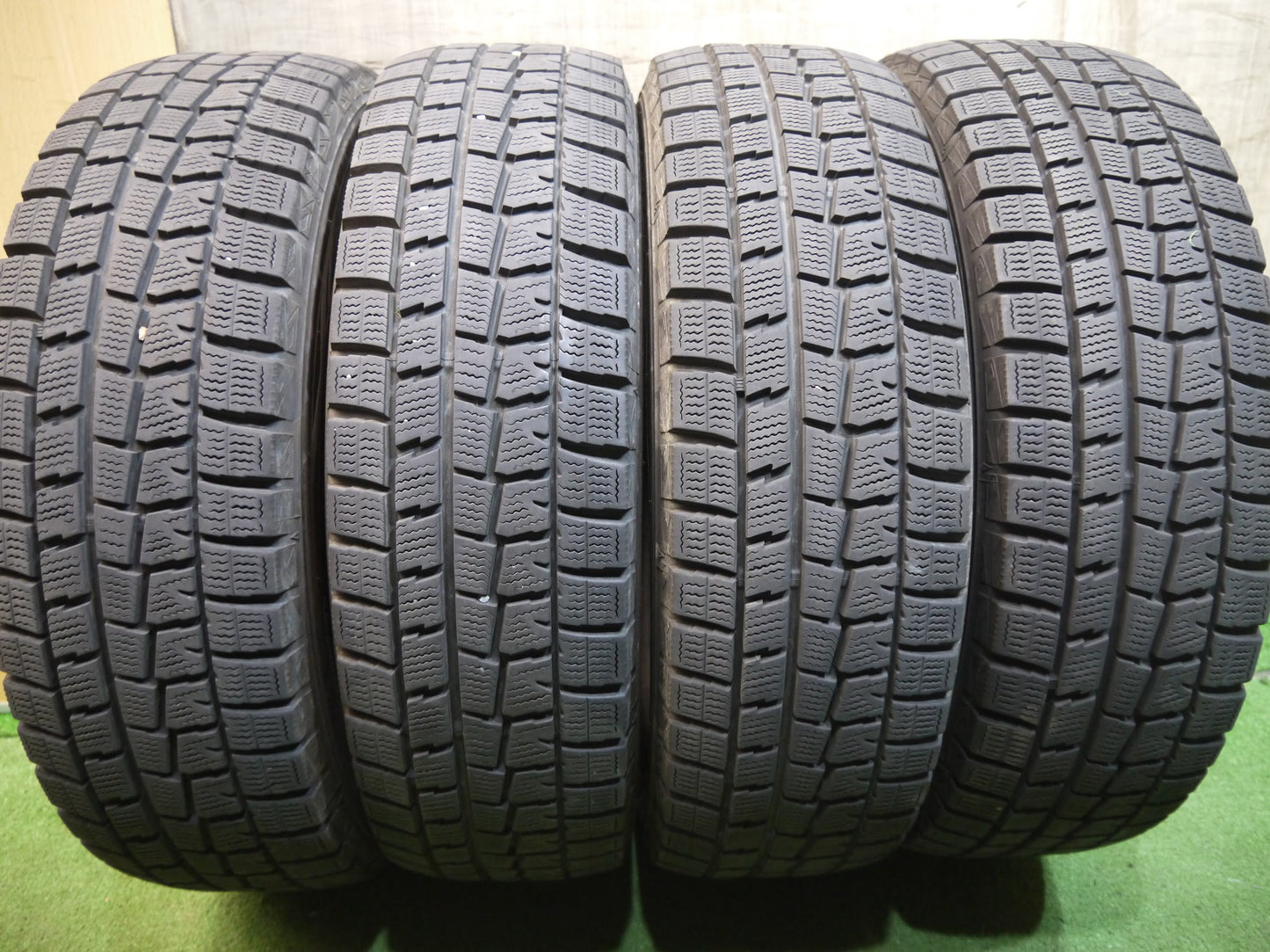 [送料無料]バリ溝！18年！8.5分★スタッドレス 185/70R14 ダンロップ ウインターマックス WM01 タイヤ 14インチ ノート ティーダ フリード 等★2070209ヤスタ