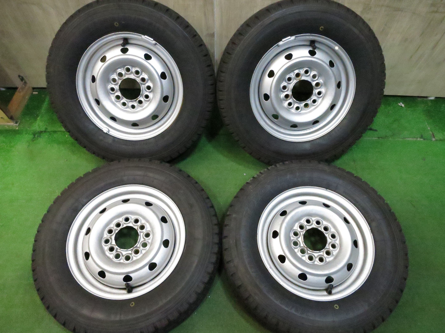 [送料無料]バリ溝！22年！ほぼ10分★スタッドレス 145/80R12 80/78N トーヨー デルベックス 935 スチール ホイール PCD100 110 114.3/4H マルチ★3022203Hス