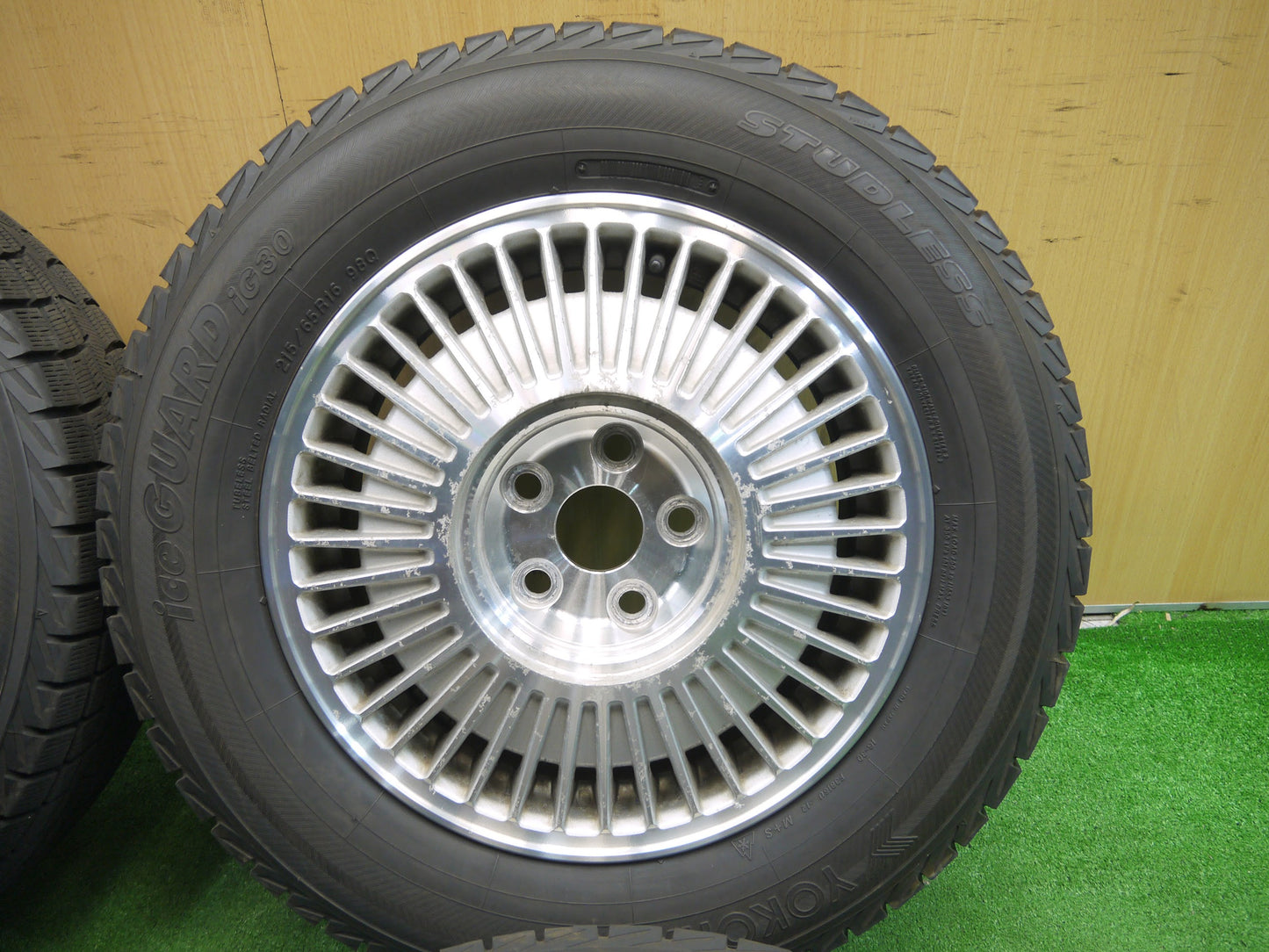 [送料無料]希少★トヨタ センチェリー純正 215/65R16 スタッドレス ヨコハマ アイスガード iG30 16インチ PCD114.3/5H★2082304アス