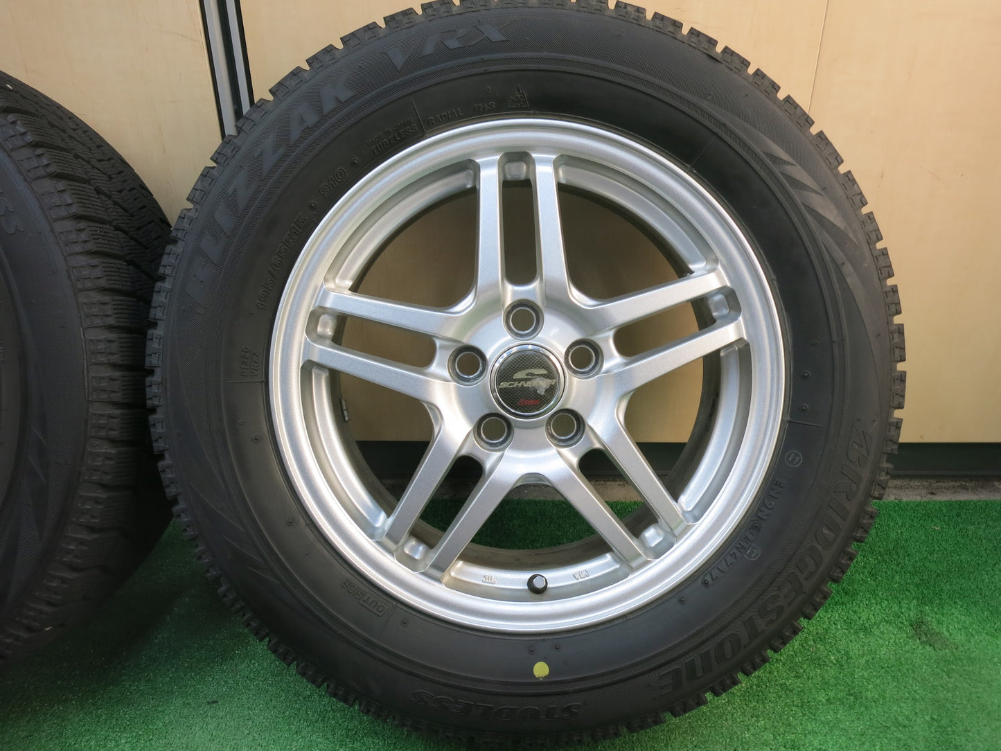 [送料無料]バリ溝！キレイ！8.5分★スタッドレス 195/65R15 ブリヂストン ブリザック VRX SCHNEIDER ATECH シュナイダー 15インチ PCD100/5H★3022503ヒス