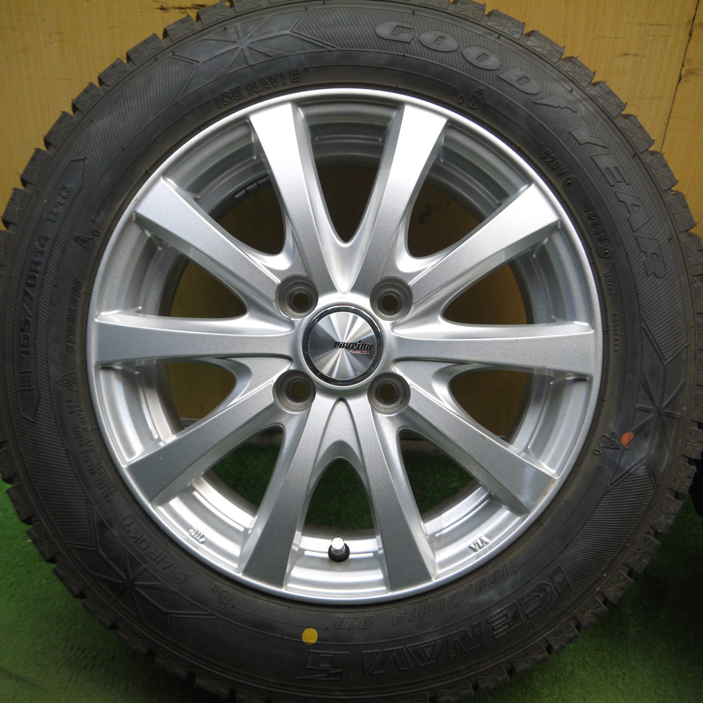 *送料無料*バリ溝！キレイ！9.5分★スタッドレス 165/70R14 グッドイヤー アイスナビ6 ravrion RS01 ラブリオン 14インチ PCD100/4H★4013010Hス