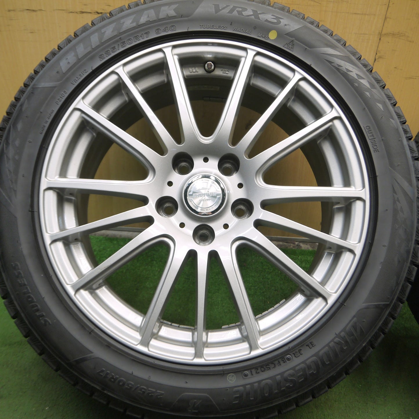 [送料無料]バリ溝！21年！キレイ！9分★スタッドレス 225/50R17 ブリヂストン ブリザック VRX3 ravrion selzer ラブリオン 17インチ PCD114.3/5H★3102506Hス
