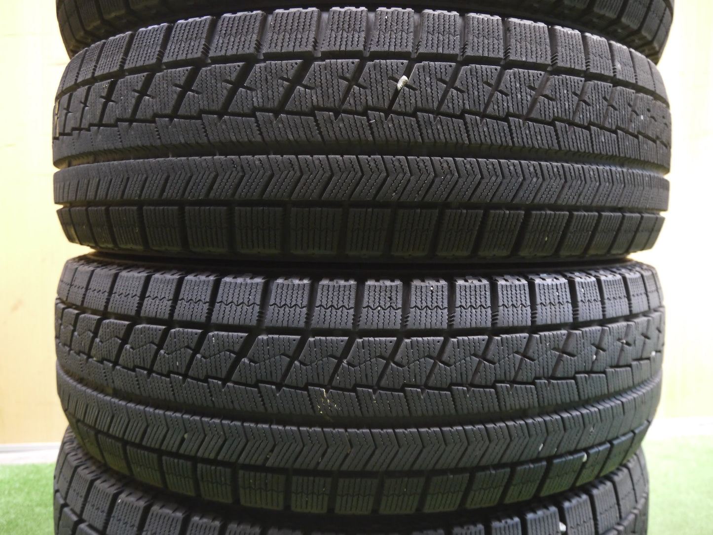 [送料無料]バリ溝！9分★スタッドレス 185/70R14 ブリヂストン ブリザック VRX タイヤ 14インチ ノート アクア カローラ 等★2061812ヤスタ