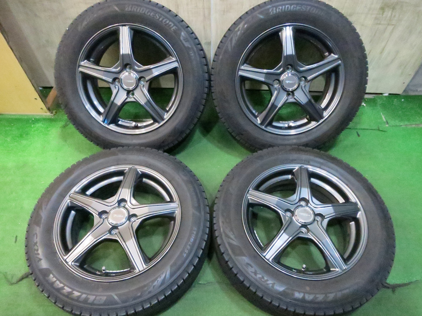 [送料無料]バリ溝！21年！キレイ！9.5分以上★スタッドレス 175/65R15 ブリヂストン ブリザック VRX3 TOPRUN トップラン 15インチ PCD100/4H★3030104Hス
