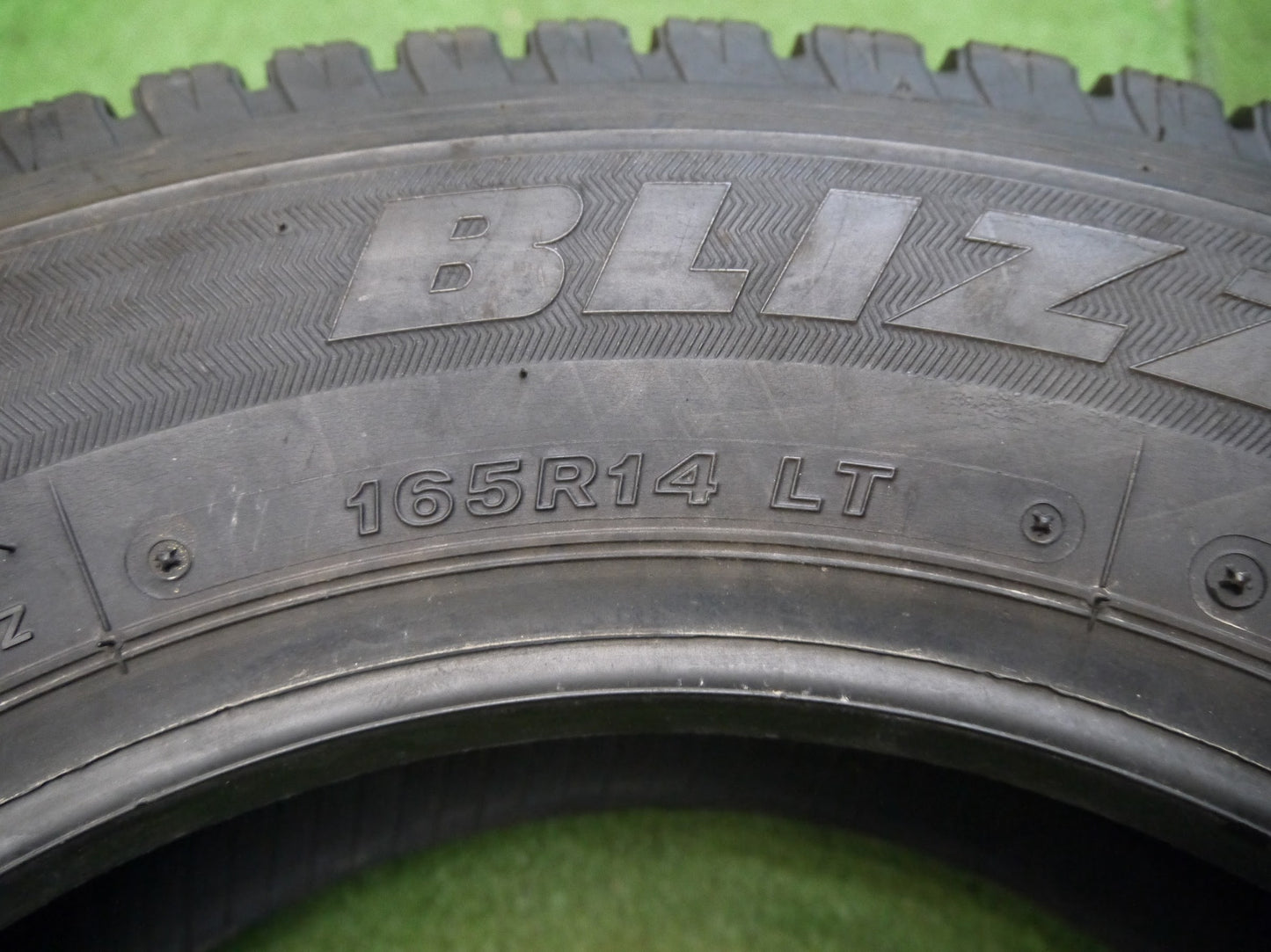 [送料無料]バリ溝！18年！9.5分★スタッドレス 165R14 8PR ブリヂストン ブリザック VL1 タイヤ 14インチ ADバン バネット ボンゴ 等★2123007クスタ