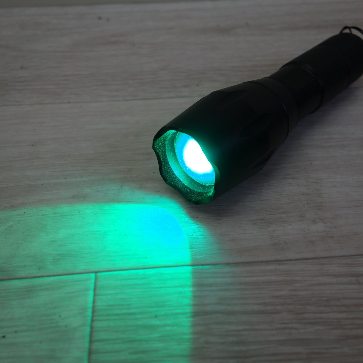 [送料無料] セット☆GOODGOODS LED 懐中電灯 クランプ付き 投光器 TZ51 赤 緑 グッドグッズ☆
