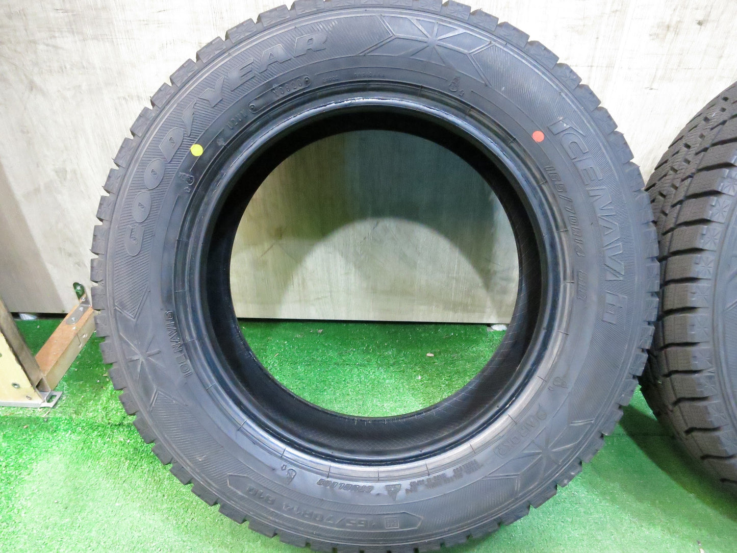 [送料無料]バリ溝！20年！9.5分以上★スタッドレス 165/70R14 グッドイヤー アイスナビ6 タイヤ 14インチ ヴィッツ スイフト アクア ルーミー 等★2122808Hスタ