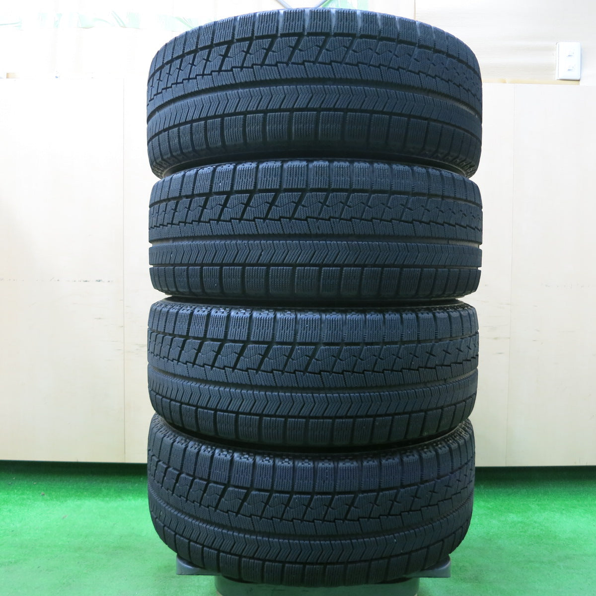 *送料無料*バリ溝！キレイ！8.5分★スタッドレス 205/55R16 ブリヂストン ブリザック VRX BALMINUM バルミナ 16インチ PCD100/5H★4010307イス