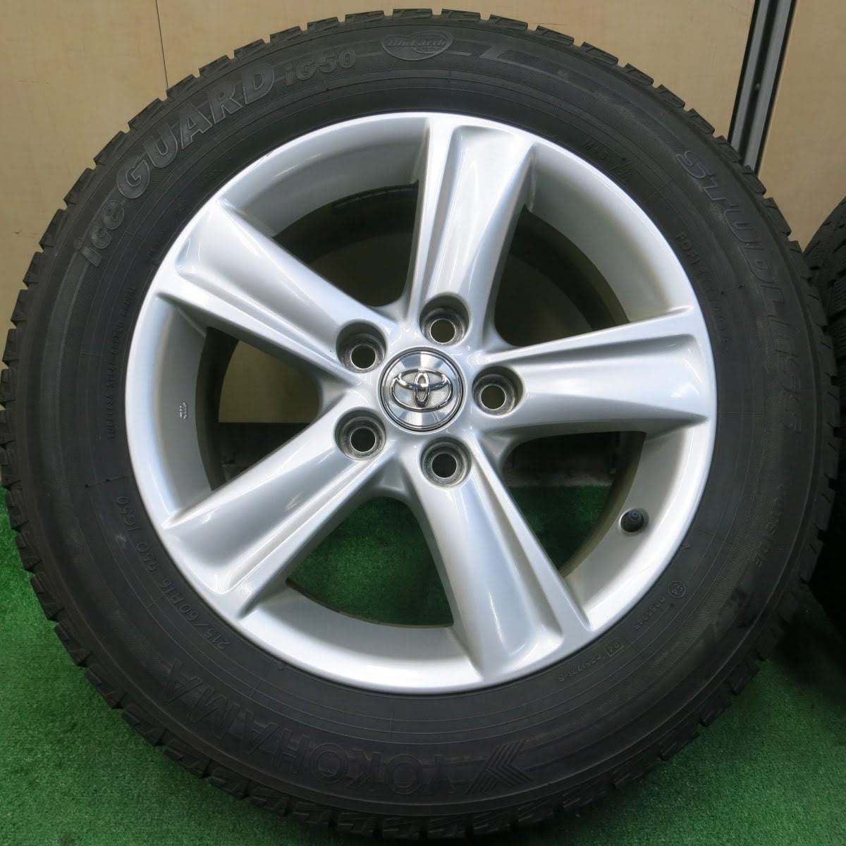 [送料無料]キレイ★トヨタ マークX 純正 215/60R16 スタッドレス ヨコハマ アイスガード iG50 16インチ PCD114.3/5H★3061903イス