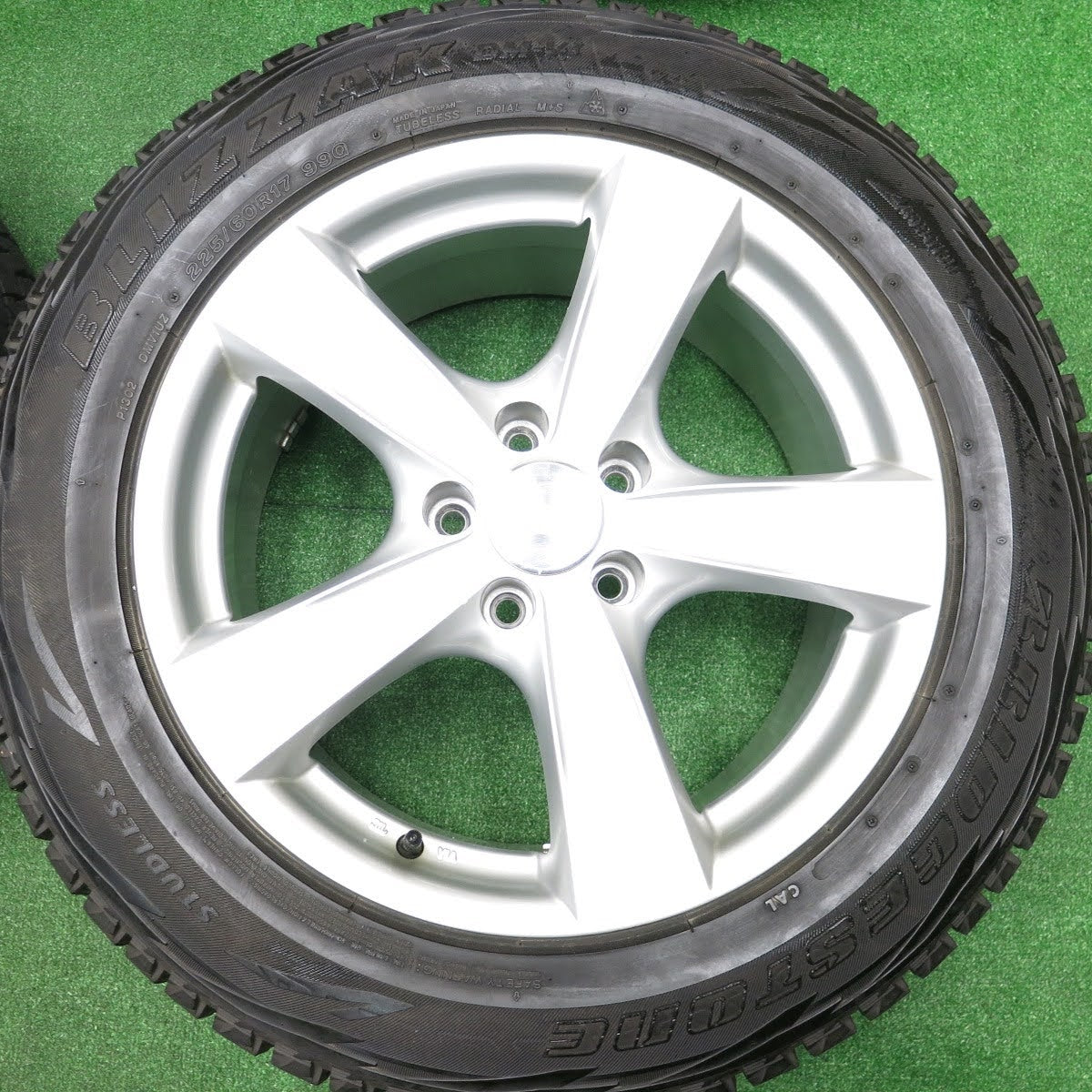 [送料無料]バリ溝！キレイ！9分★アウディ 等 225/60R17 スタッドレス AGA TARGA ブリヂストン ブリザック DM-V1 17インチ PCD112/5H★3100711HAス