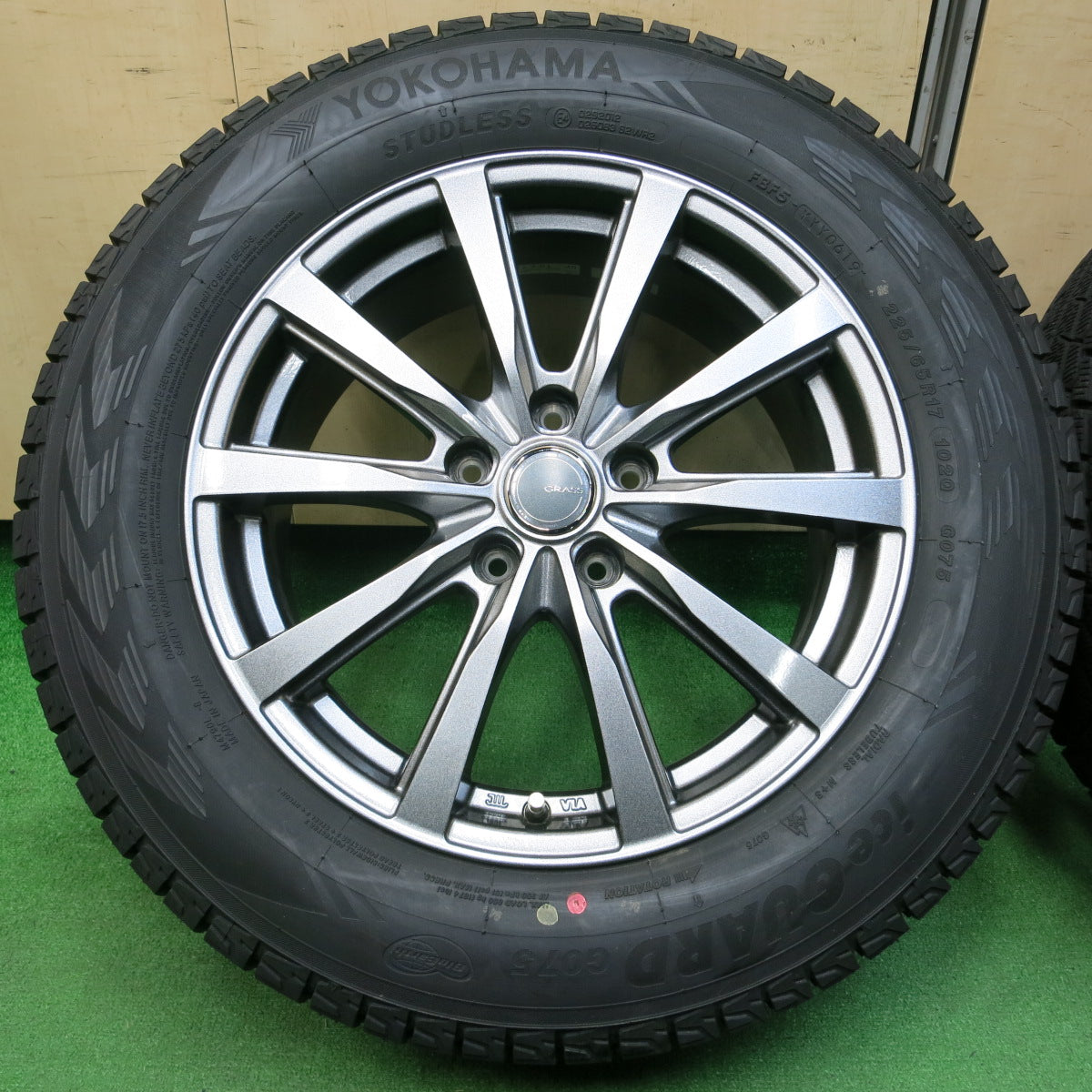 *送料無料*バリ溝！キレイ！9.5分以上★スタッドレス 225/65R17 ヨコハマ アイスガード G075 GRASS グラス 17インチ PCD114.3/5H★4011701イス