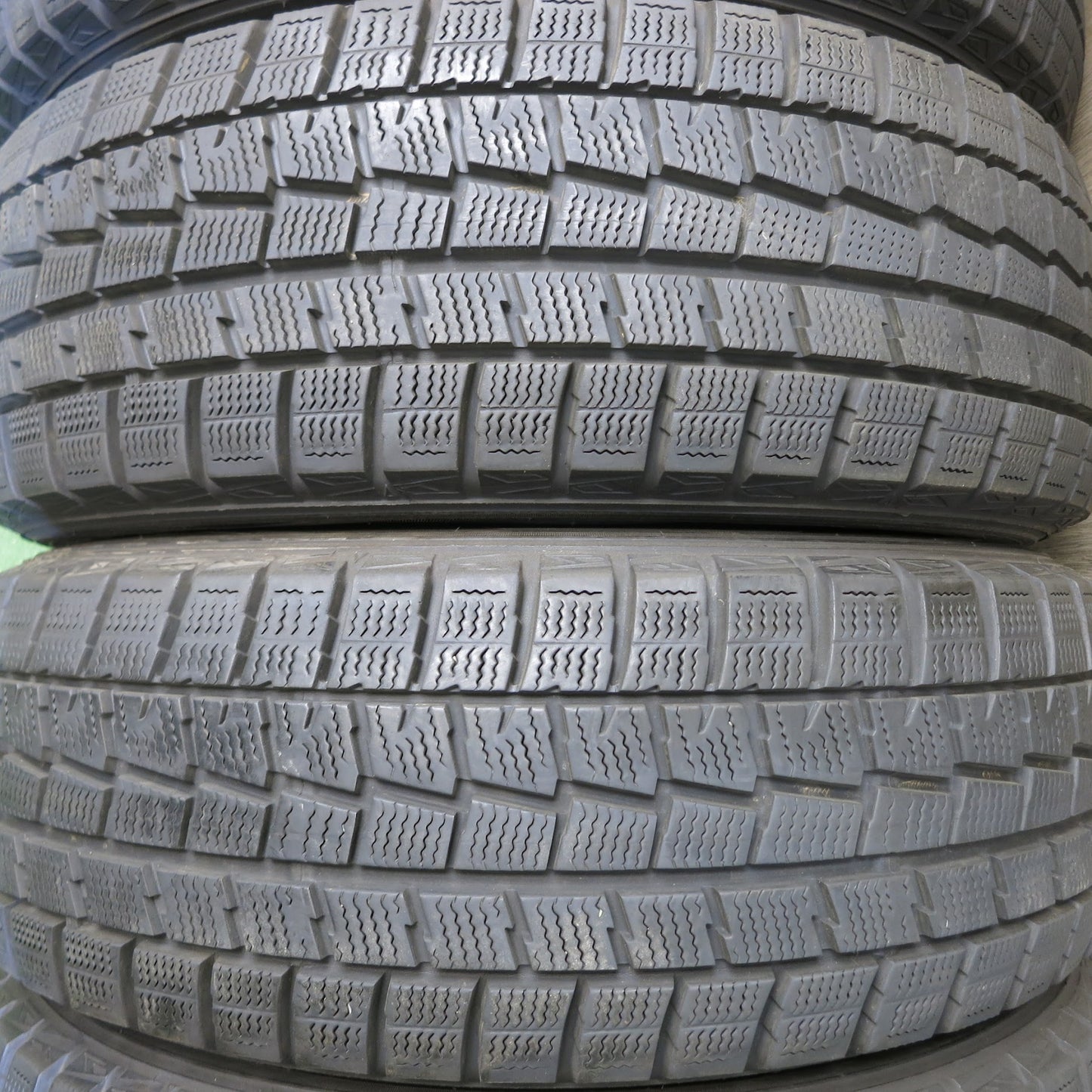 [送料無料]バリ溝！8.5分★スタッドレス 185/65R15 ダンロップ ウインターマックス WM01 タイヤ 15インチ フリード スパイク ノート デミオ 等★3062113Hスタ