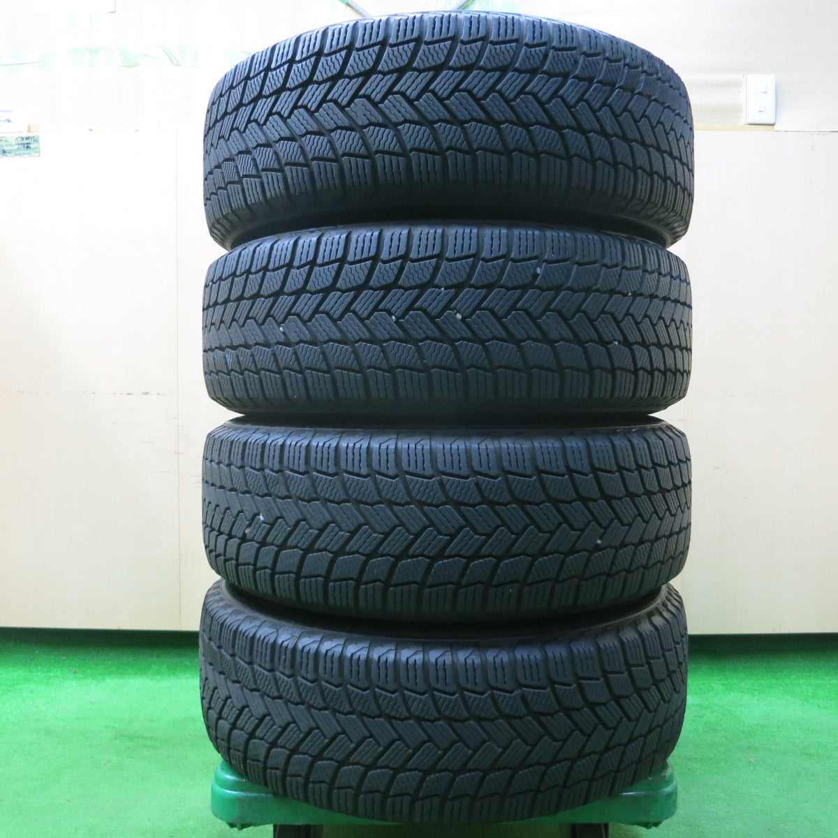 *送料無料*バリ溝！20年！綺麗！9.5分★スタッドレス 215/65R16 ミシュラン X-ICE SNOW AZANE E-10 16インチ PCD114.3/5H★3121607イス