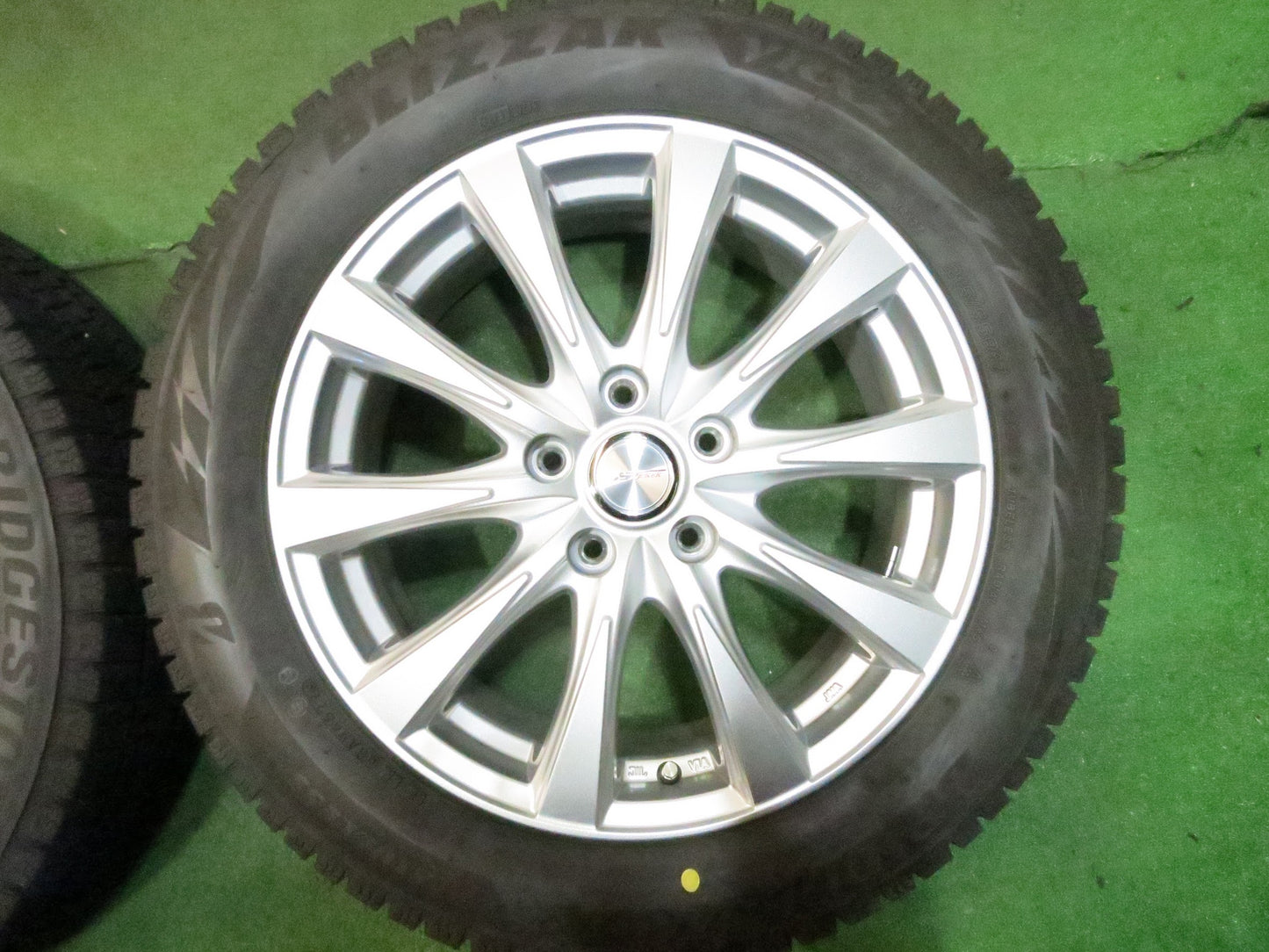 [送料無料]超バリ溝！22年！キレイ！9.5分以上★スタッドレス 215/55R17 ブリヂストン ブリザック VRX2 JOKER ジョーカー 17インチ PCD114.3/5H★3030108Hス