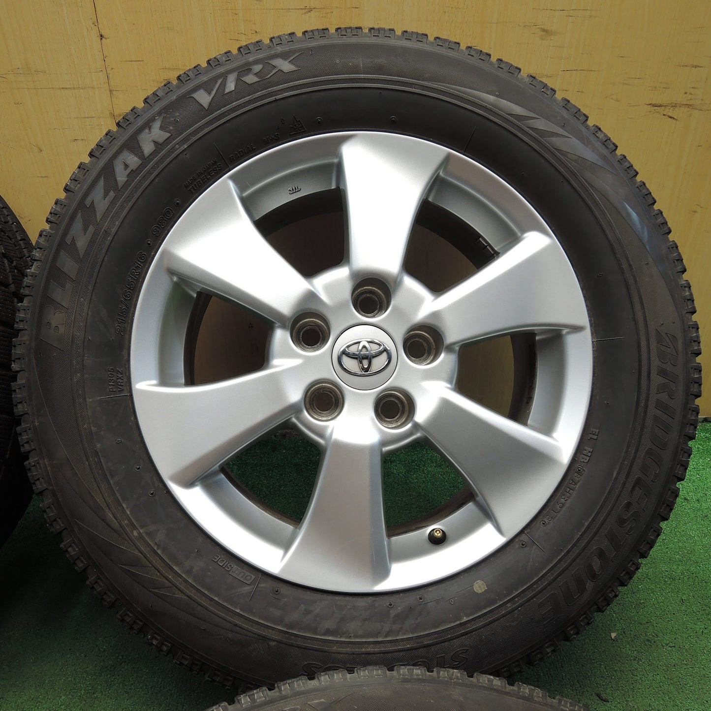 [送料無料]キレイ★トヨタ 20系 アルファード ヴェルファイア 純正 215/65R16 スタッドレス ブリヂストン ブリザック VRX 16インチ PCD114.3/5H★3091903クス