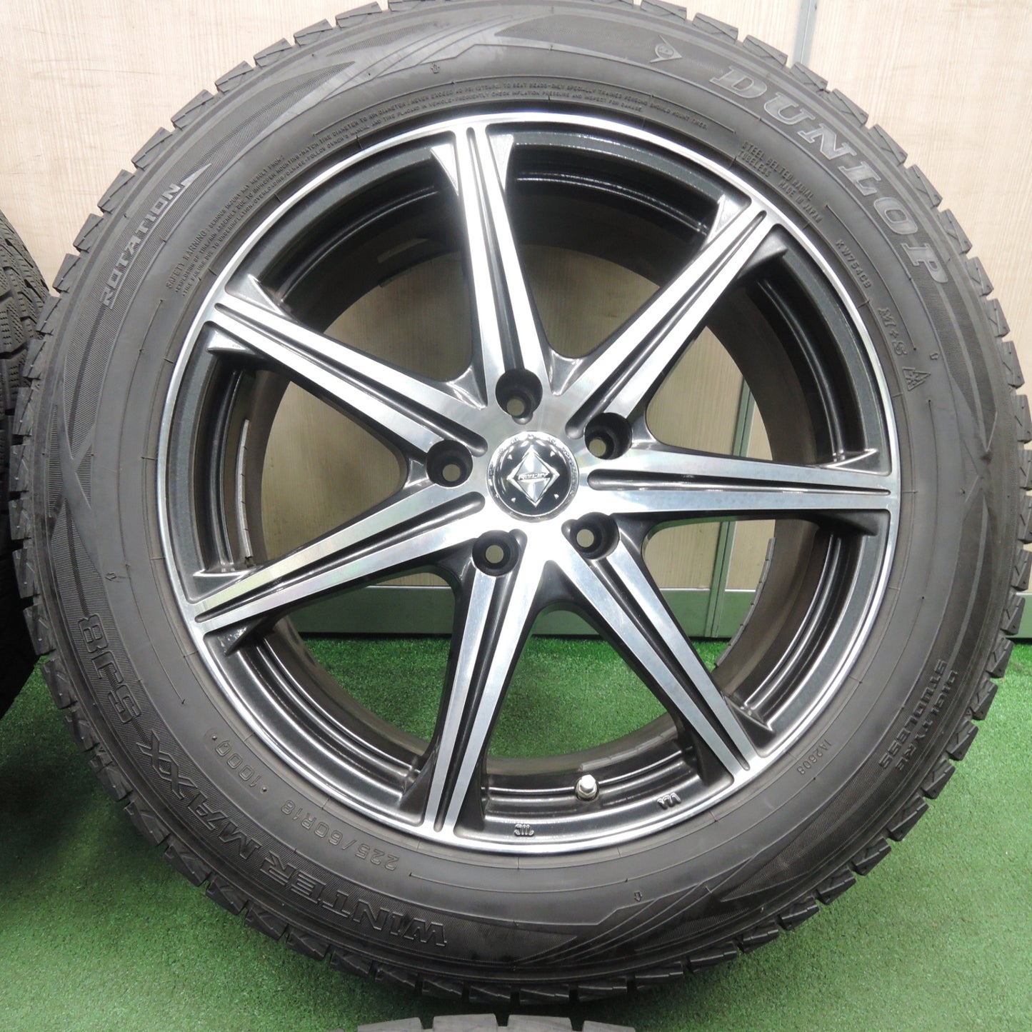 *送料無料* バリ溝！キレイ！9.5分★スタッドレス 225/60R18 ダンロップ ウインターマックス SJ8 RiZLEY ライツレー 18インチ PCD114.3/5H★4030509TNス