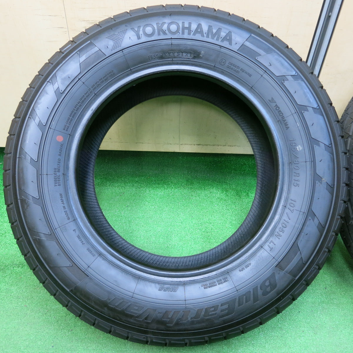 *送料無料*新車外し！21年★195/80R15 107/105N ヨコハマ BluEarth-Van RY55 タイヤ 15インチ ハイエース キャラバン等★4010804イノタ