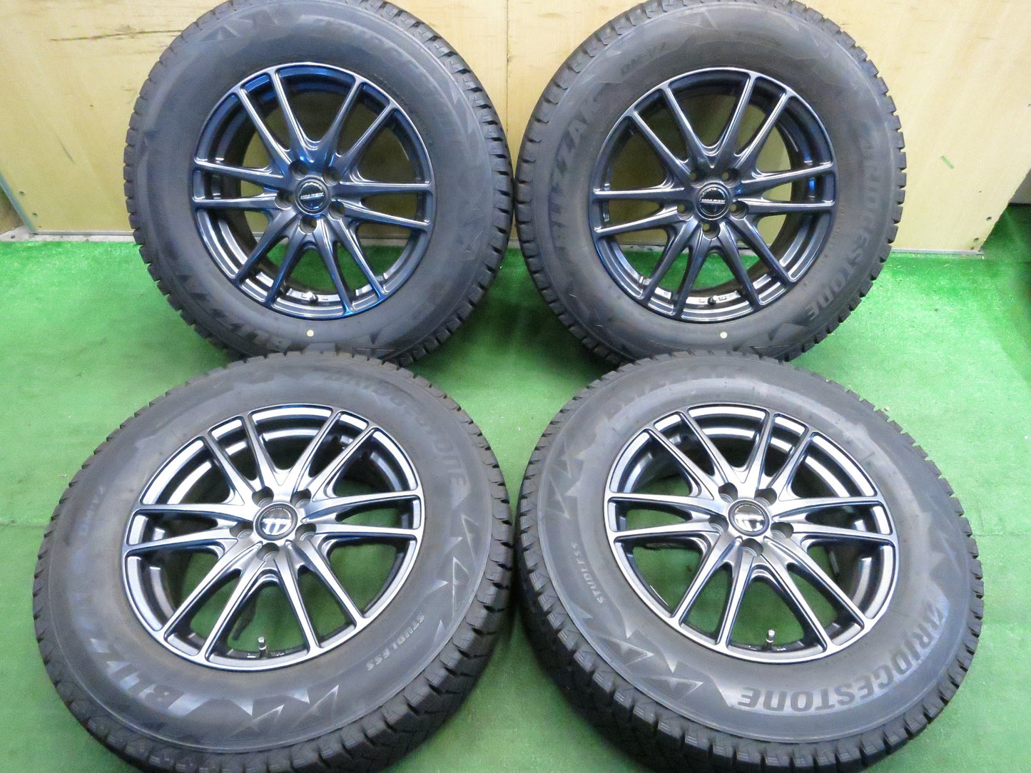 [送料無料]バリ溝！キレイ！9.5分★スタッドレス 215/70R16 ブリヂストン ブリザック DM-V2 WAREN ヴァーレン 16インチ PCD100/5H スバル XV 等★3013103Hス