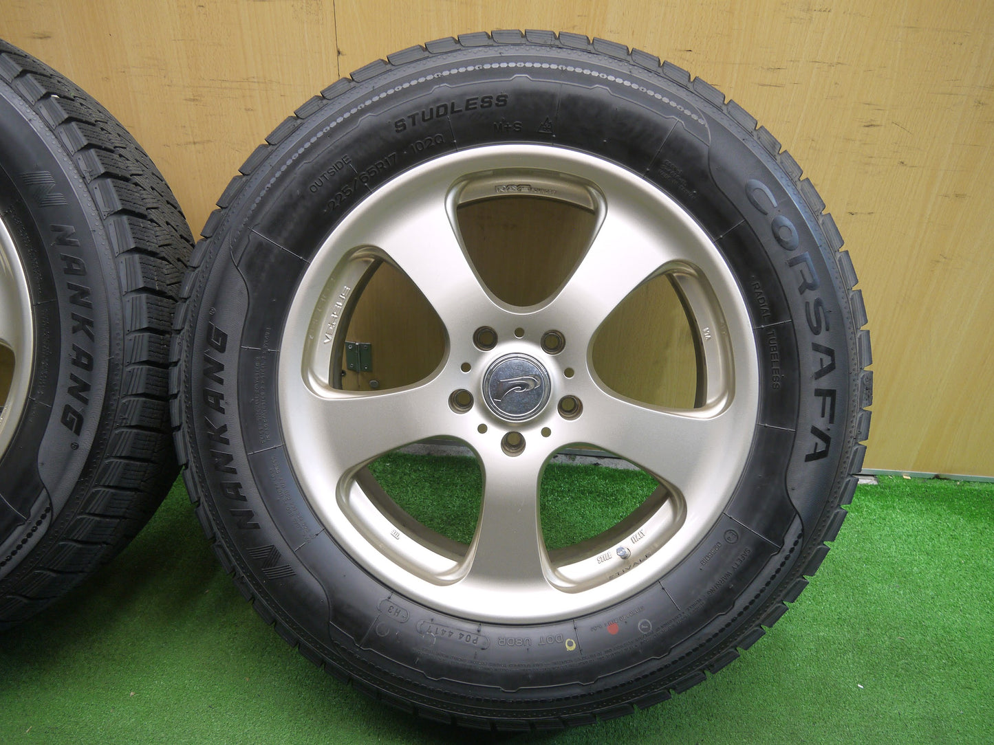 [送料無料]バリ溝！キレイ！9.5分★スタッドレス 225/65R17 RAYS VERSUS STIVALE ナンカン CORSAFA レイズ ベルサス スティバーレ PCD114.3/5H★2111507アス