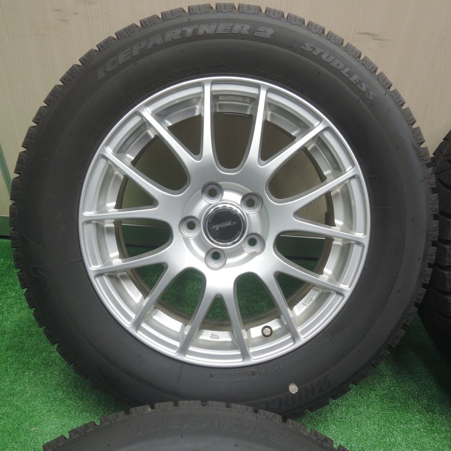 [送料無料]バリ溝！19年！綺麗！9分★プリウス 等 195/65R15 スタッドレス ブリヂストン アイスパートナー2 TOPRUN トップラン 15インチ PCD100/5H★3072705SYス
