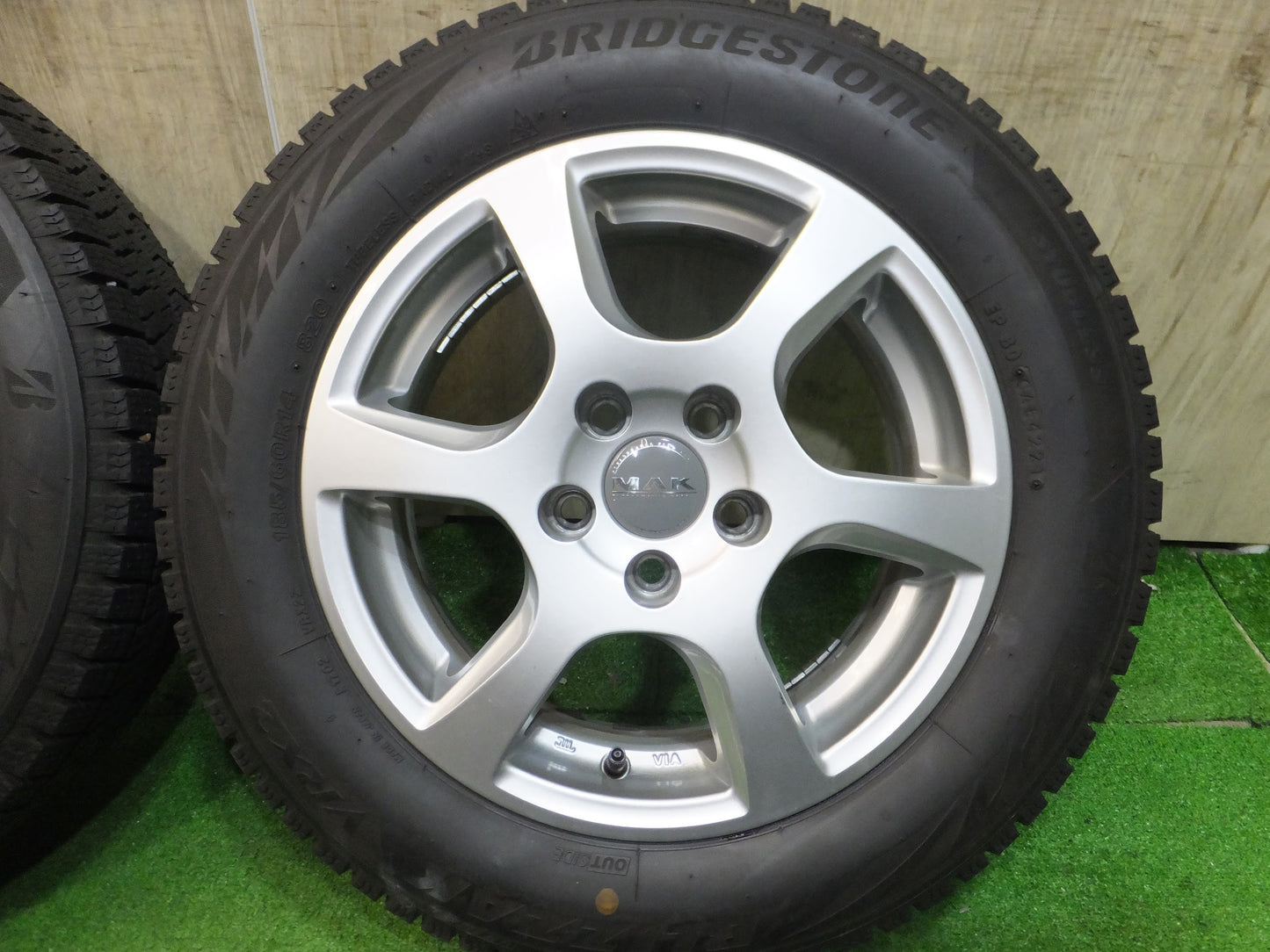 [送料無料]バリ溝！21年！キレイ！ほぼ10分★スタッドレス 185/60R14 MAK ブリヂストン ブリザック VRX2 14インチ PCD100/5H★2091213Hス