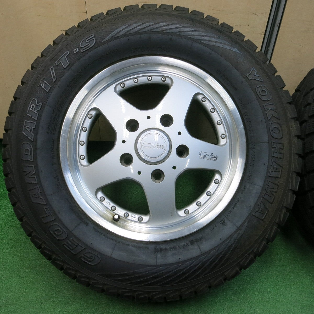 *送料無料* 超バリ溝！ほぼ10分★ランクル 等 275/65R17 スタッドレス ヨコハマ ジオランダー i/T-S CV928 17インチ PCD150/5H★4022604イス