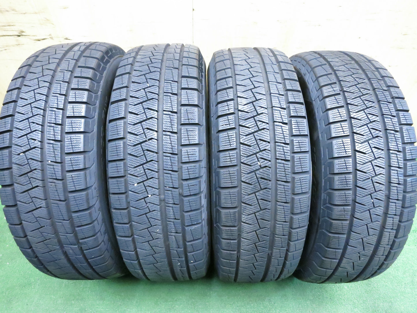 [送料無料]バリ溝！21年！ほぼ10分★ワーゲン 等 AGA 195/65R15 スタッドレス ピレリ アイスアシンメトリコ プラス 15インチ PCD112/5H★2121602Hス