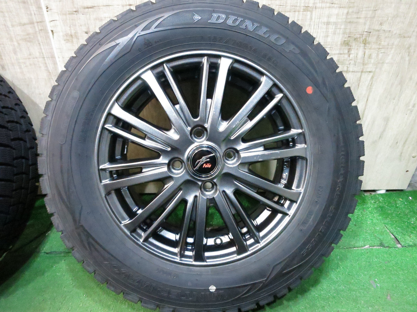 [送料無料]バリ溝！19年！キレイ！ほぼ10分★スタッドレス 185/70R14 ダンロップ ウインターマックス WM01 Fang ファング 14インチ PCD100/4H★3012014Hス