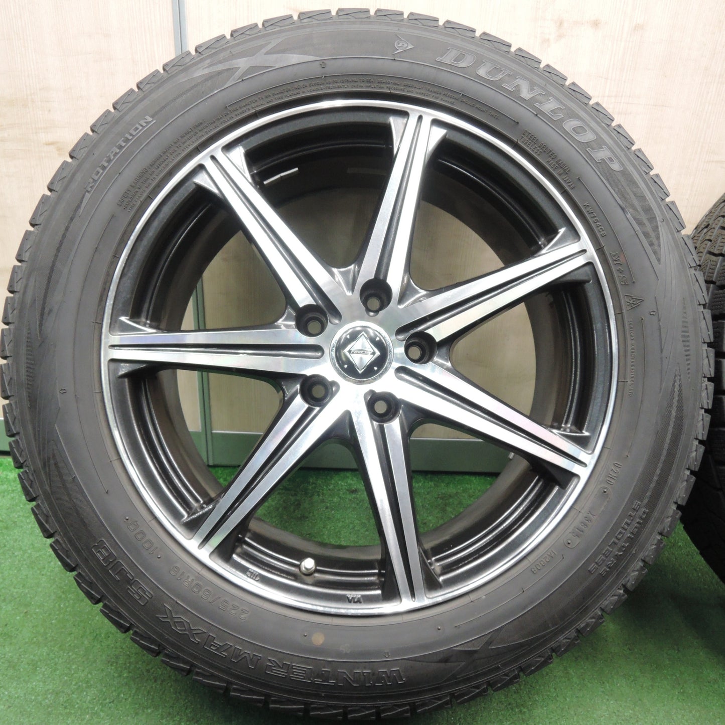 *送料無料* バリ溝！キレイ！9.5分★スタッドレス 225/60R18 ダンロップ ウインターマックス SJ8 RiZLEY ライツレー 18インチ PCD114.3/5H★4030509TNス