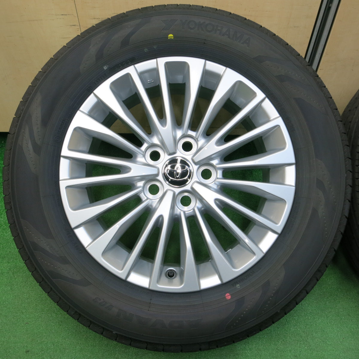 *送料無料*新車外し！23年★トヨタ 40系 ヴェルファイア 純正 225/65R17 ヨコハマ アドバン V03 17インチ PCD120/5H★4011008イノ