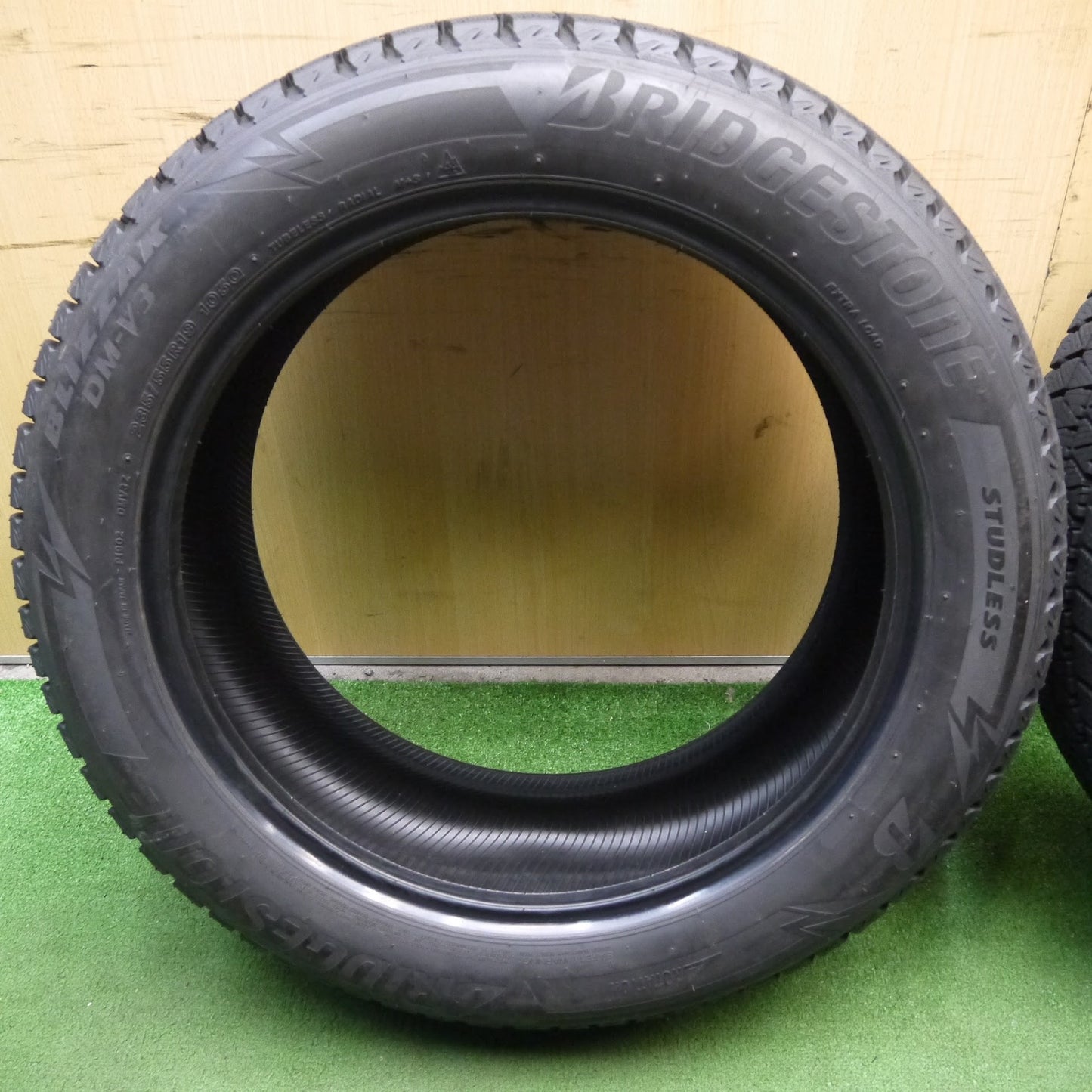 [送料無料]バリ溝！19年！ほぼ10分★スタッドレス 235/55R19 ブリヂストン ブリザック DM-V3 タイヤ 19インチ レクサスRX RAV4 ベンツGLC ボルボ 等★3040801クスタ