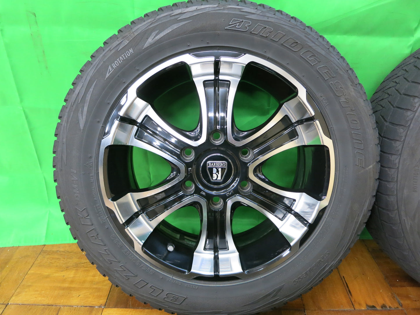 [送料無料]4本★ハイエース等 BARBERO CRIMSON 215/60R17 スタッドレス バルベロ クリムソン ブリヂストン ブリザック DM-V1 17インチ PCD139.7/6H★2040203ヒス