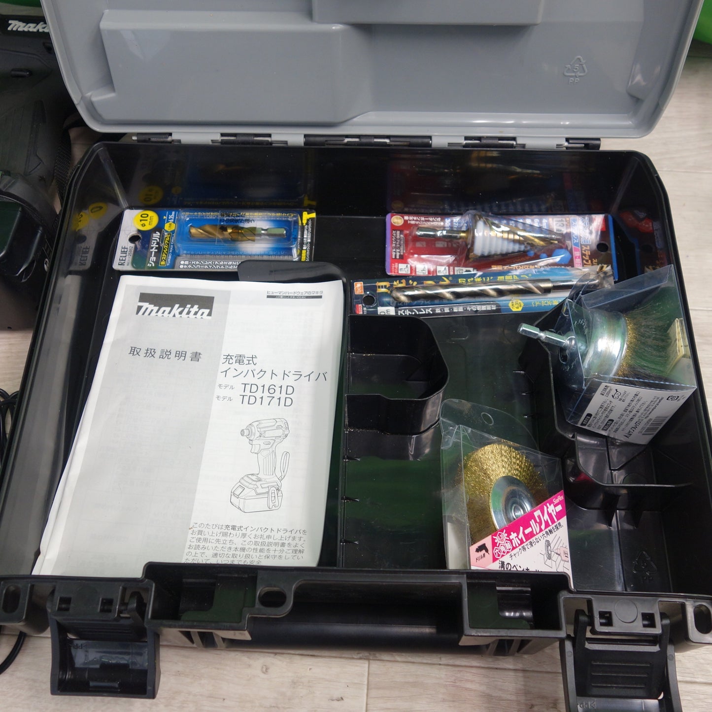 [送料無料] 付属品多数！キレイ☆マキタ 充電式 インパクトドライバ TD171D 電動 工具 充電器 DC18RF makita☆