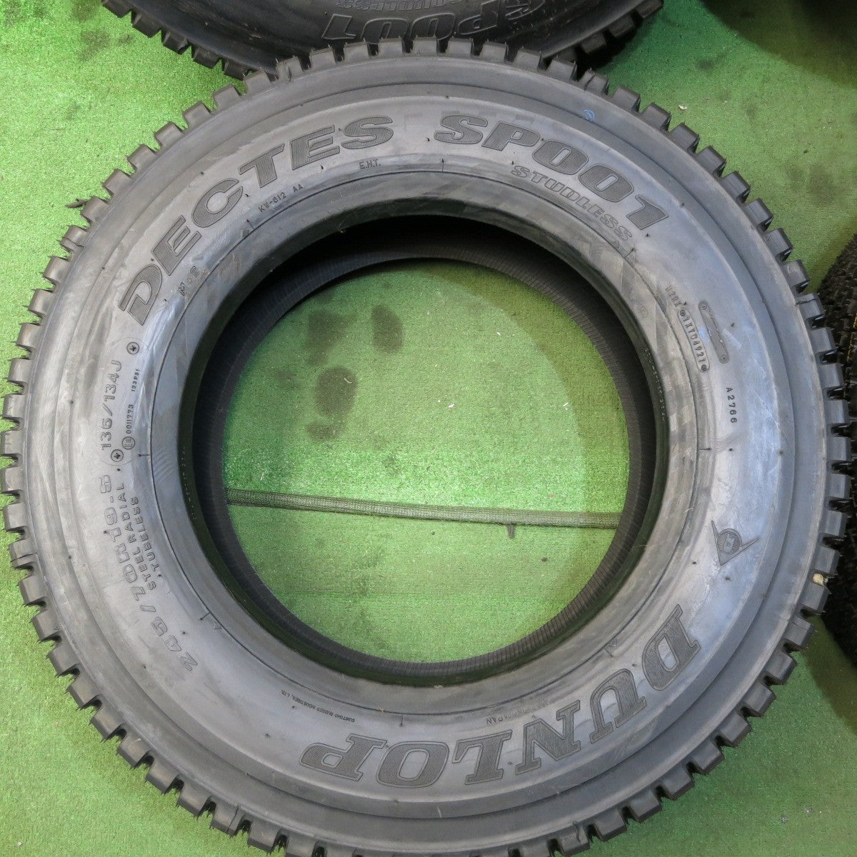 *送料無料* 未使用！21年★トラック タイヤ 245/70R19.5 136/134J スタッドレス ダンロップ デクテス SP001 DECTES 19.5インチ★4021004クスタ