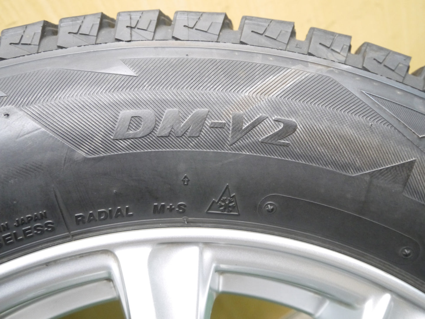 [送料無料]キレイ★スタッドレス 225/65R17 ブリヂストン ブリザック DM-V2 JOKER weds ジョーカー 17インチ PCD114.3/5H★2101903クス