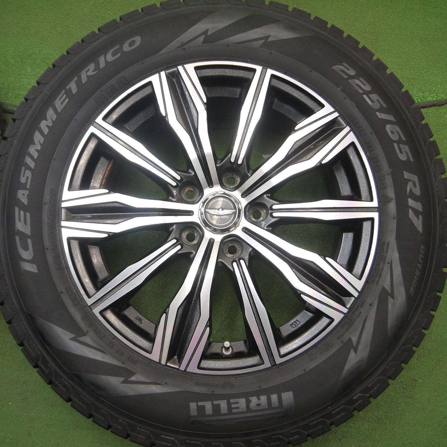 [送料無料]バリ溝！9.5分以上★makina ISOTTA ECCITA LFM517 225/65R17 スタッドレス ピレリ アイスアシンメトリコ マキナイゾッタ PCD114.3/5H★3091204Hス