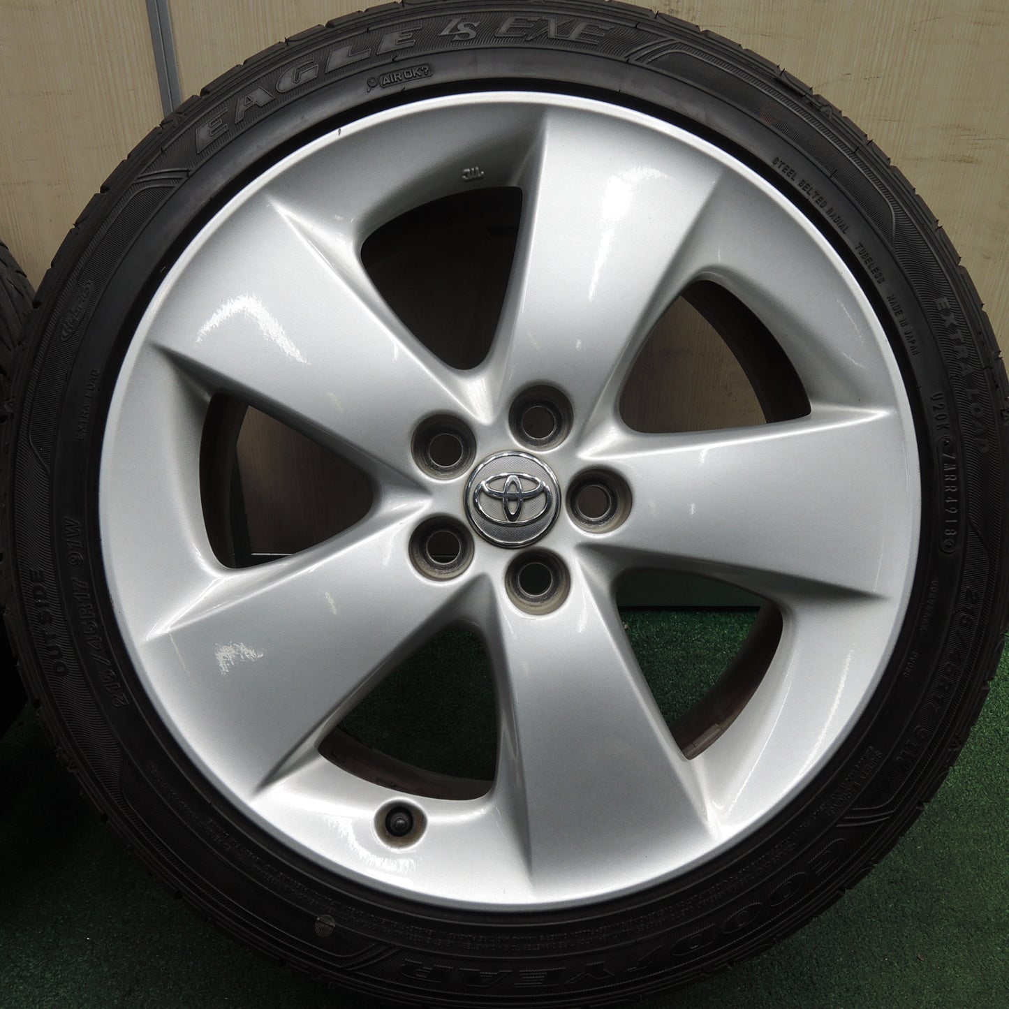 *送料無料* バリ溝！21年！9.5分★トヨタ 30系 プリウス ツーリング 純正 215/45R17 グッドイヤー イーグル LS EXE 17インチ PCD100/5H★4020306HAノ