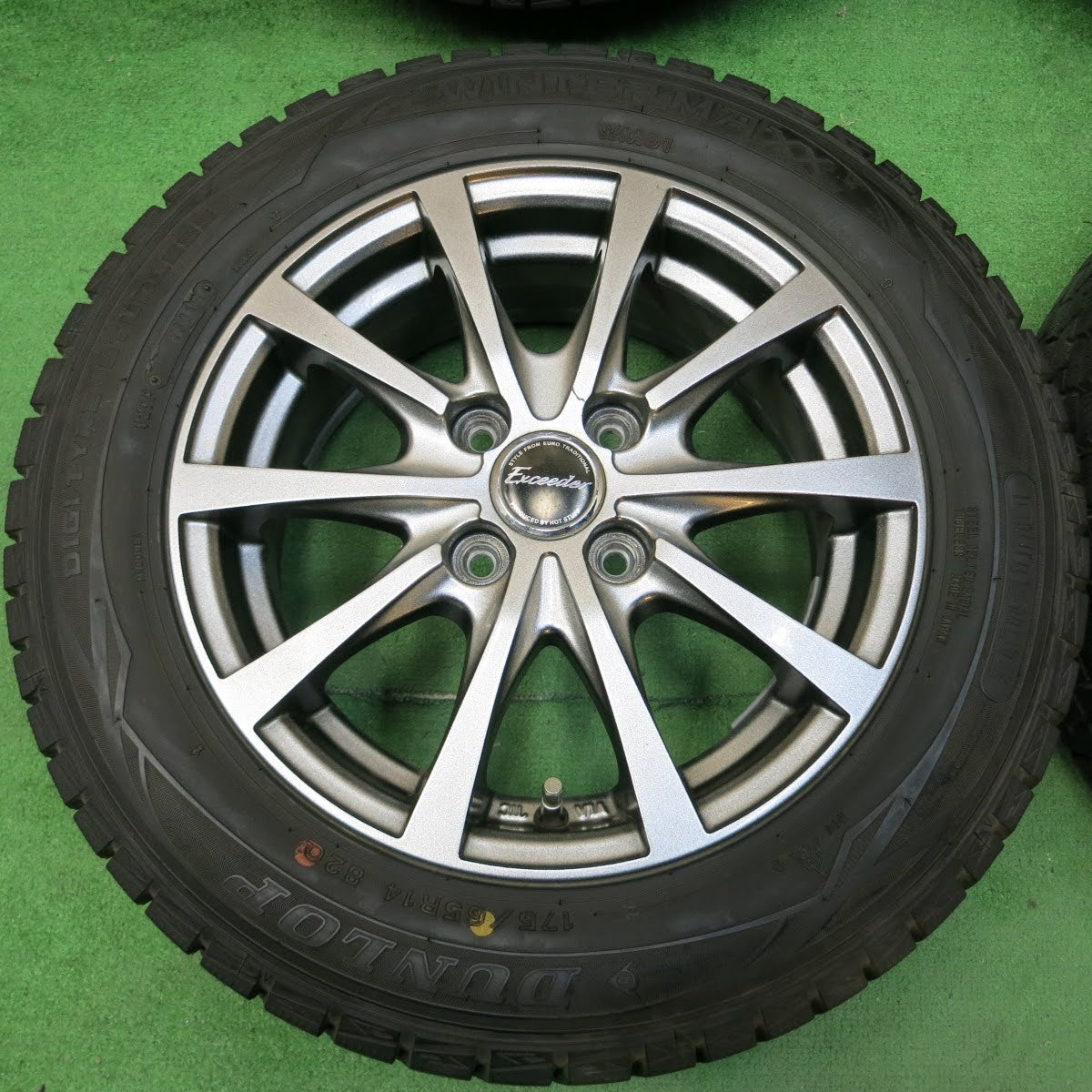 [送料無料]バリ溝！綺麗！9.5分★スタッドレス 175/65R14 ダンロップ ウインターマックス WM01 Exceeder HOTSTUFF エクシーダー 14インチ PCD100/4H★3070702イス