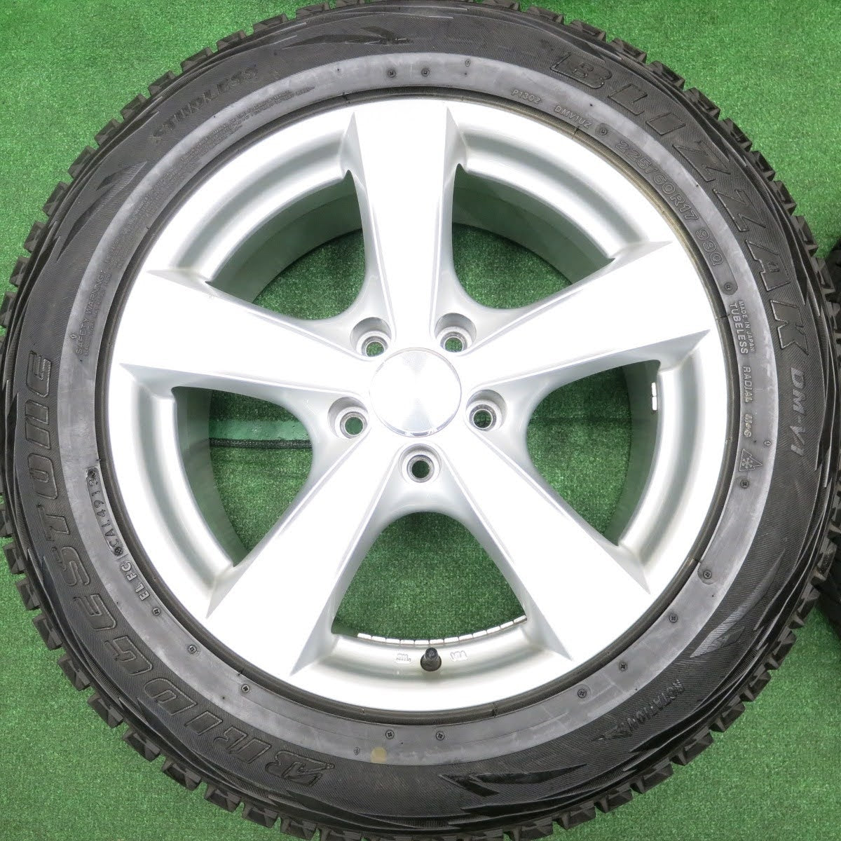 [送料無料]バリ溝！キレイ！9分★アウディ 等 225/60R17 スタッドレス AGA TARGA ブリヂストン ブリザック DM-V1 17インチ PCD112/5H★3100711HAス