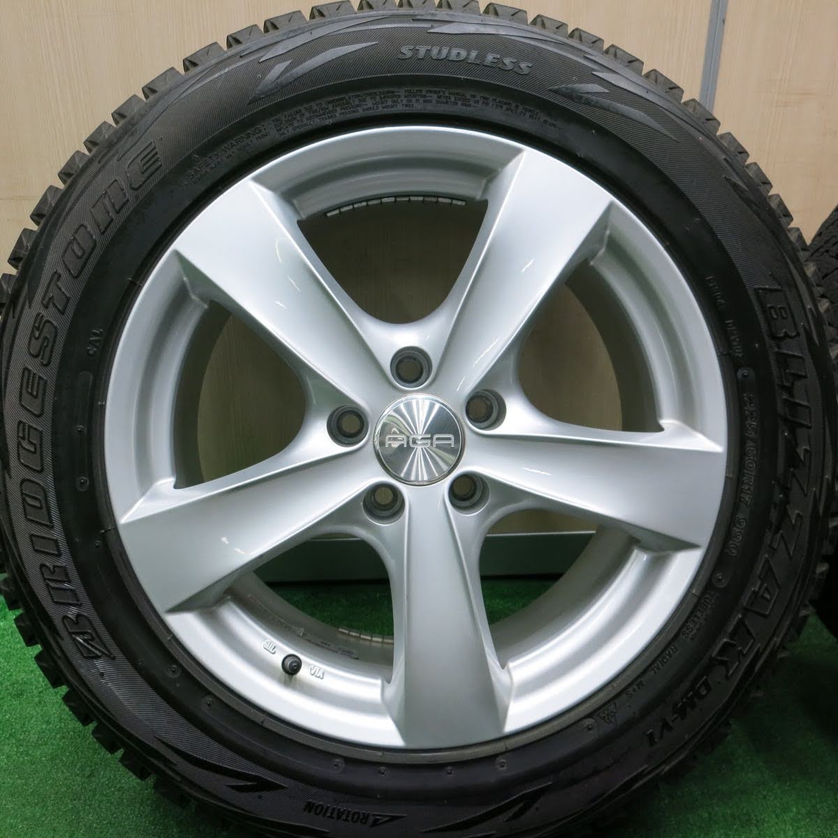[送料無料]バリ溝！キレイ！9分★アウディ 等 225/60R17 スタッドレス AGA TARGA ブリヂストン ブリザック DM-V1 17インチ PCD112/5H★3100711HAス