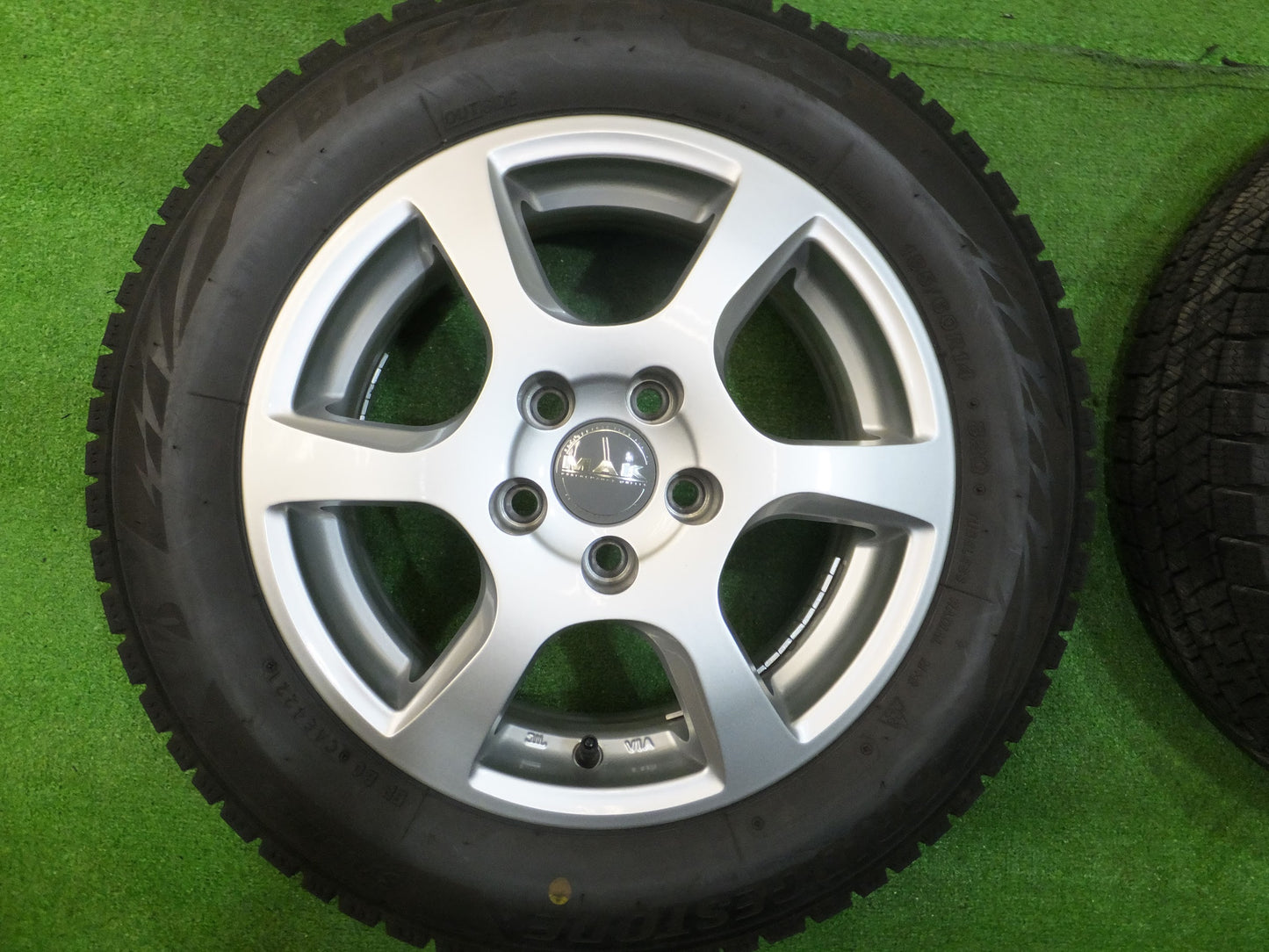 [送料無料]バリ溝！21年！キレイ！ほぼ10分★スタッドレス 185/60R14 MAK ブリヂストン ブリザック VRX2 14インチ PCD100/5H★2091213Hス