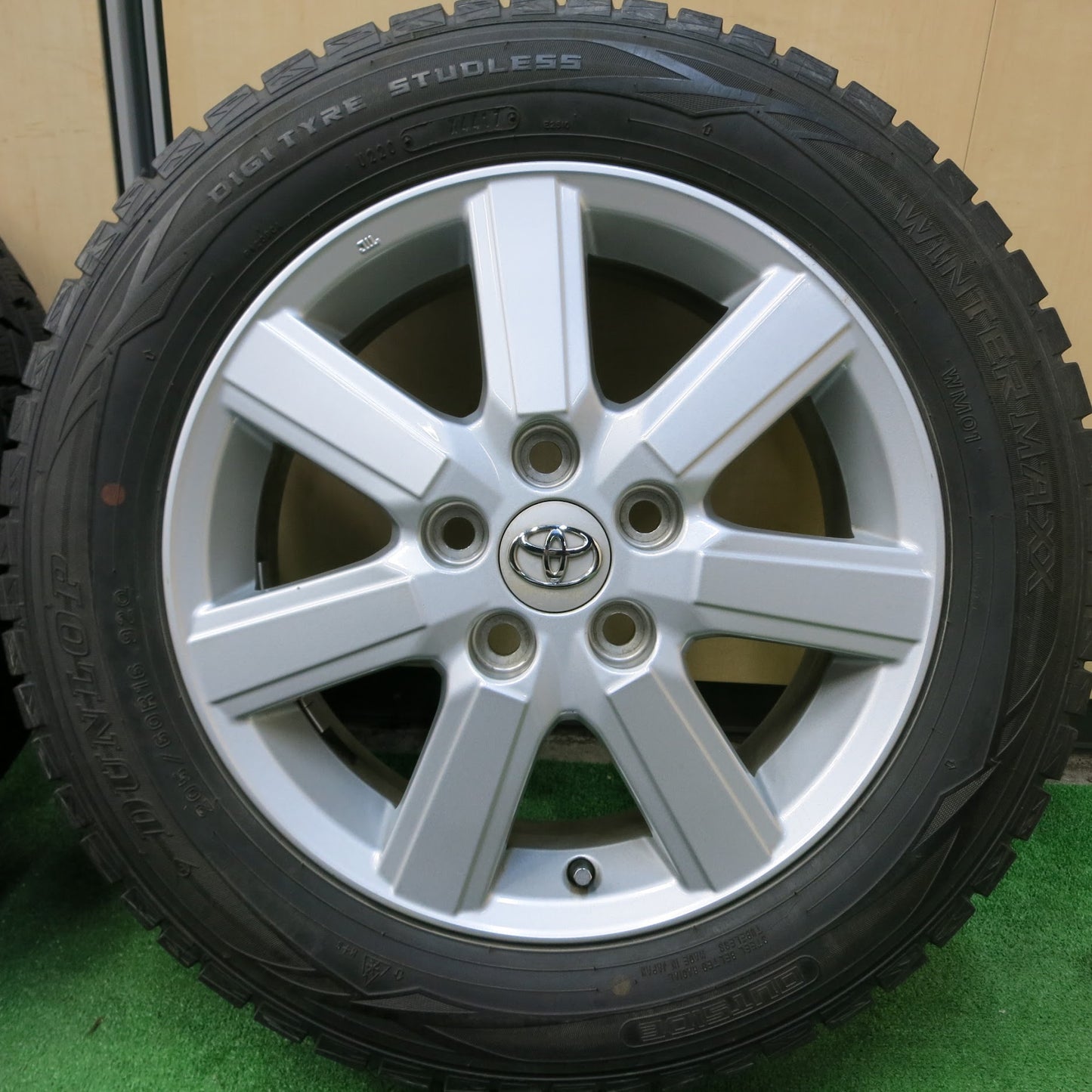 [送料無料]バリ溝！8.5分★トヨタ 70系 ノア ヴォクシー 純正 205/60R16 スタッドレス ダンロップ ウインターマックス WM01 16インチ PCD114.3/5H★3062807ヒス