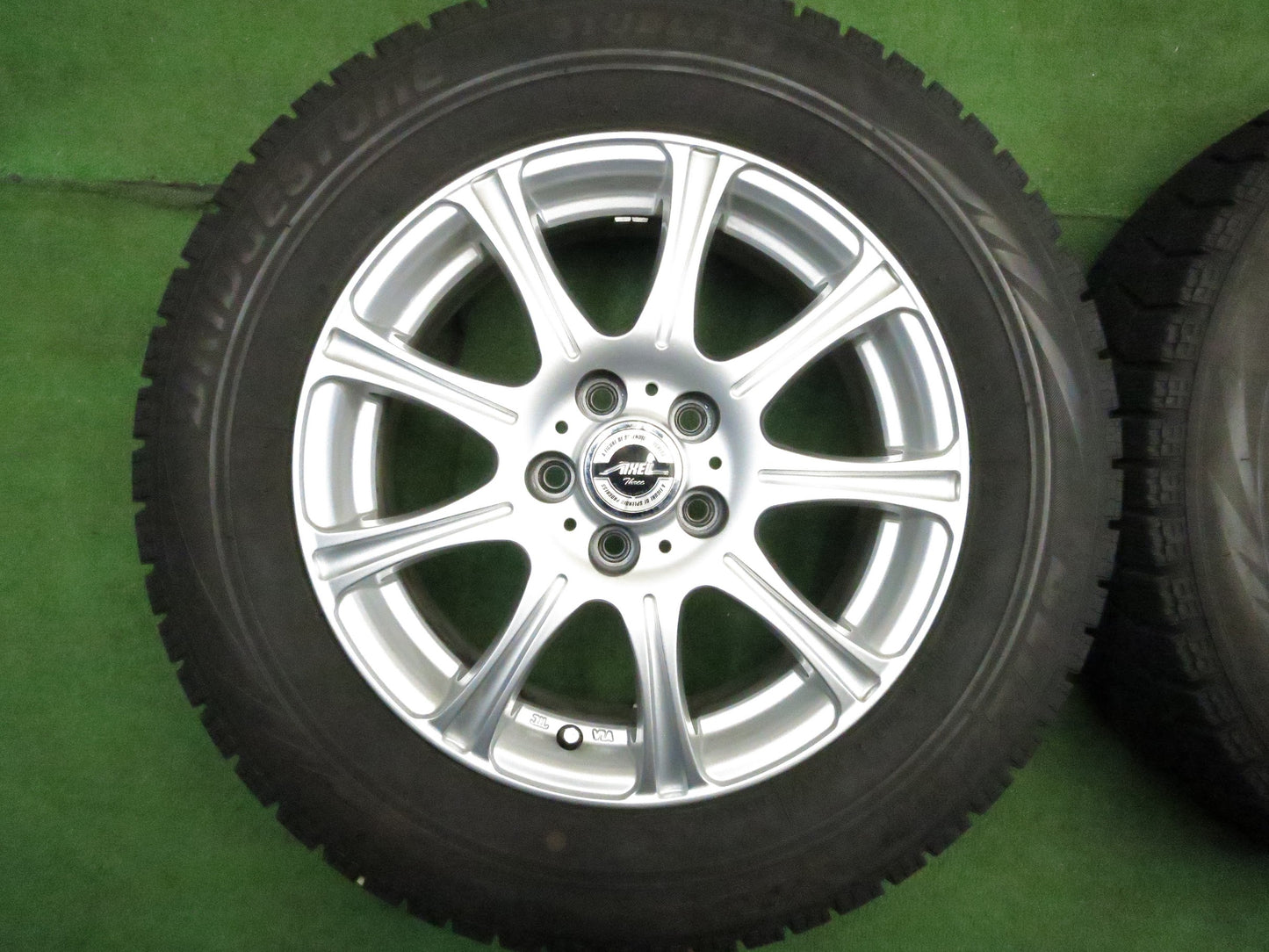 [送料無料]バリ溝！キレイ！8.5分★スタッドレス 195/65R15 ブリヂストン ブリザック VRX AXEL Three アクセル 15インチ PCD100/5H★3012501Hス