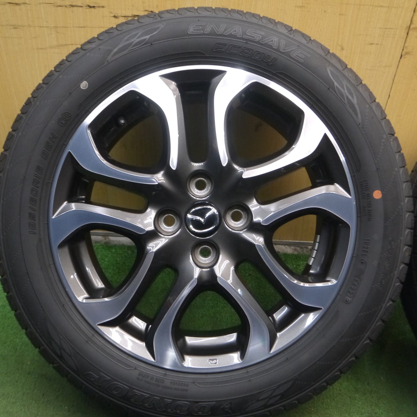 *送料無料* バリ溝！22年！キレイ！9.5分★マツダ DJ系 デミオ 純正 185/60R16 ダンロップ エナセーブ EC204 16インチ PCD100/4H★4022803KKノ