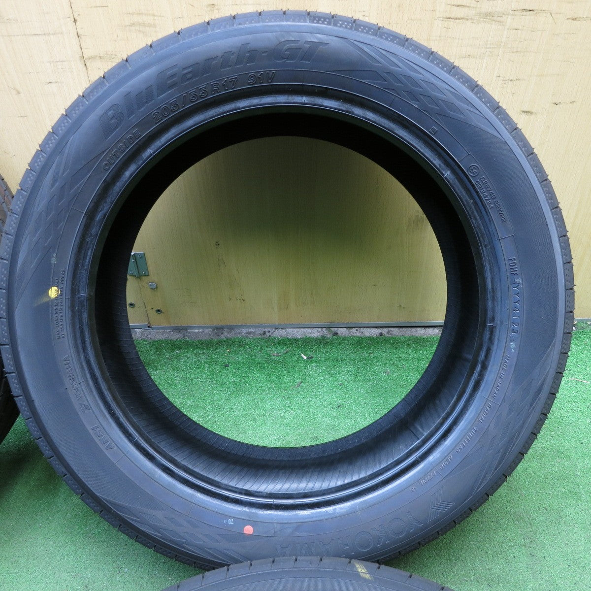 *送料無料* 新車外し！23年★205/55R17 ヨコハマ BluEarth-GT ブルーアースGT タイヤ 17インチ ノア ヴォクシー等★4022205KKノタ