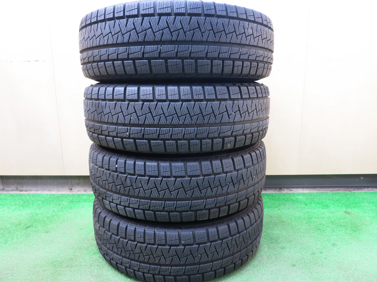 [送料無料]バリ溝！9.5分以上★スタッドレス 185/65R15 ピレリ アイスアシンメトリコ プラス STRANGER ストレンジャー 15インチ PCD100/4H★3030104ヒス