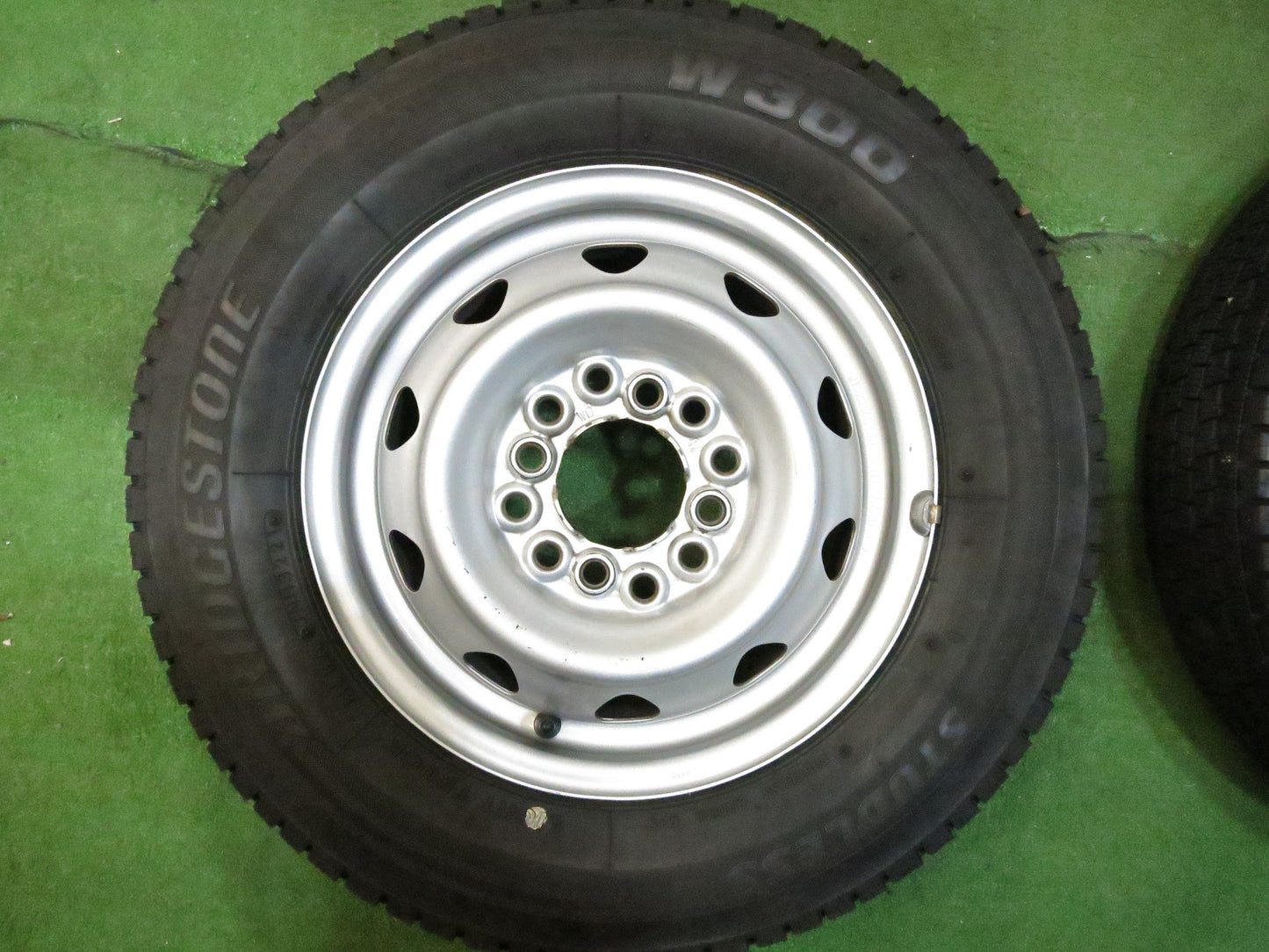 [送料無料]バリ溝！21年！8.5分★スタッドレス 145R12 6PR ブリヂストン W300 スチール ホイール 12インチ PCD 100 110 114.3/4H マルチ★3021001Hス