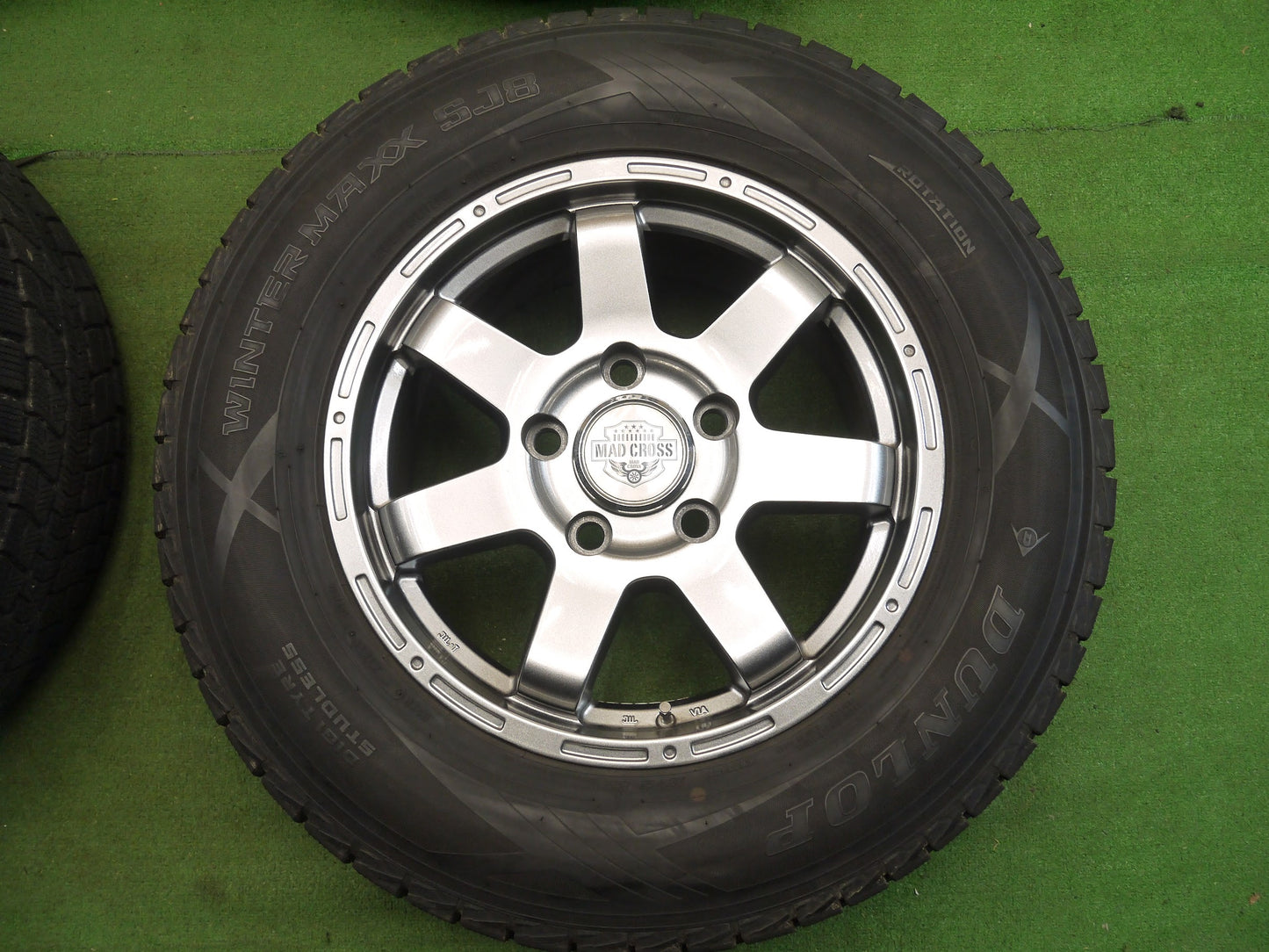 [送料無料]バリ溝！19年！綺麗！9.5分以上★ランクル 等 MADCROSS 285/60R18 スタッドレス ダンロップ ウインターマックス SJ8 18インチ PCD150/5H★2121007アス