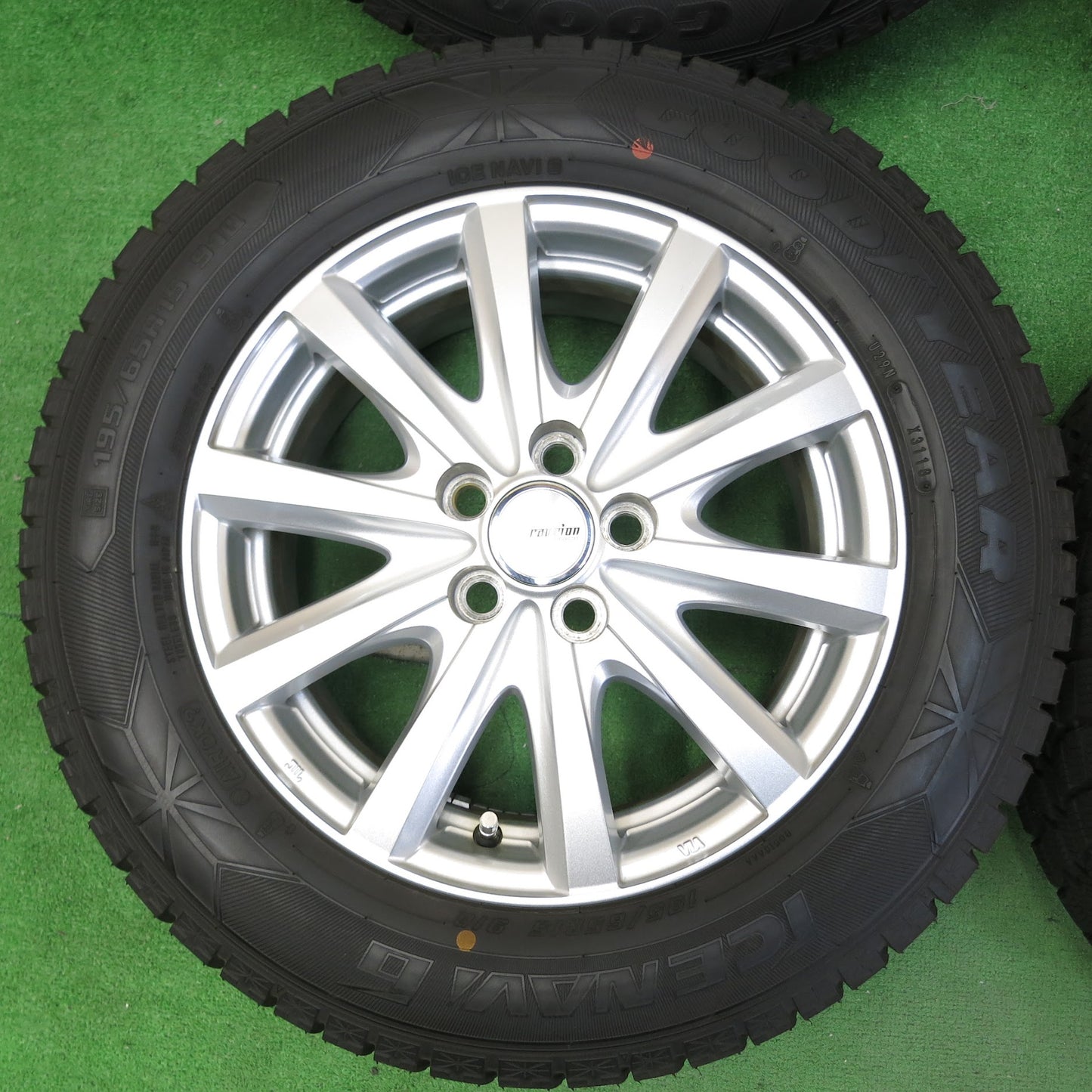 [送料無料]超バリ溝！キレイ！9.5分以上★プリウス 等 195/65R15 スタッドレス グッドイヤー アイスナビ6 ravrion RS01 ラブリオン PCD100/5H★3062401クス